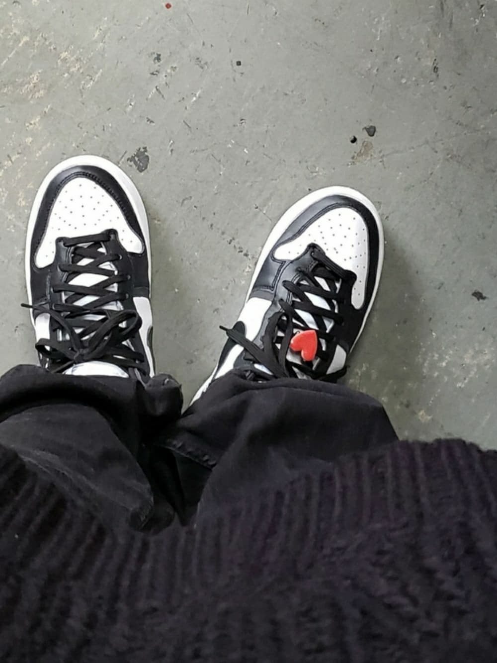 レッド系のシューズアクセサリー、ホワイト系のスニーカーを着用したレディースの秋コーディネートの1枚目の写真