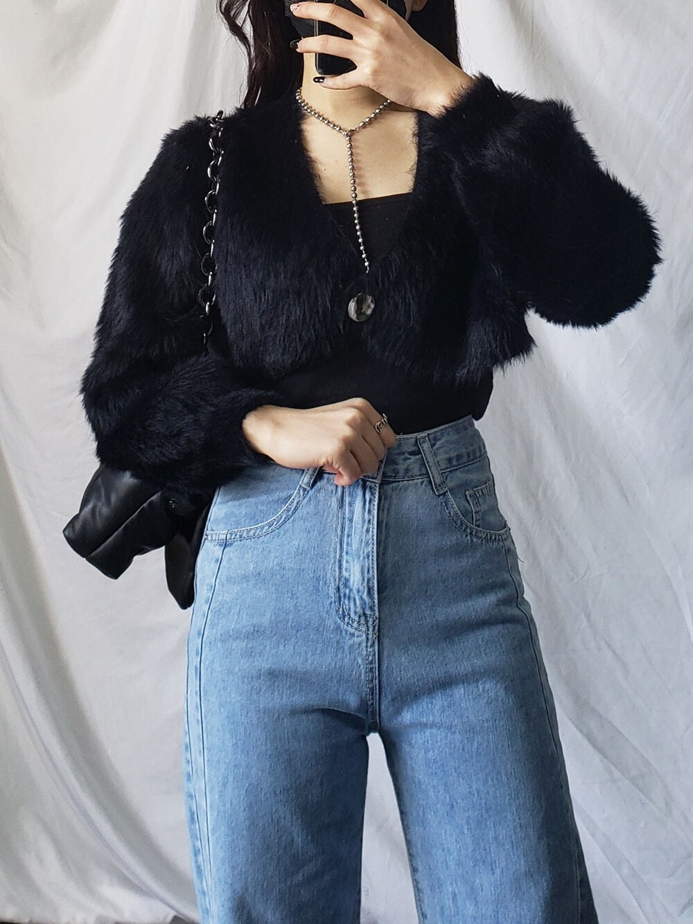 「ショート丈トップス、デニムパンツ、ハイウエスト、韓国ファッション、スリッポン、VANS、ブロックチェック、ZARA、カーディガン、ボリューム袖、ストリート、メンズライク、シンプルコーデ、きれいめカジュアル、デニムコーデ」｜「me+em selectのショートシャギーニットカーディガン（カーディガン/ボレロ、ブラック系）」を使った、honoさん（レディース・154cm）の春コーディネートの3枚目の写真