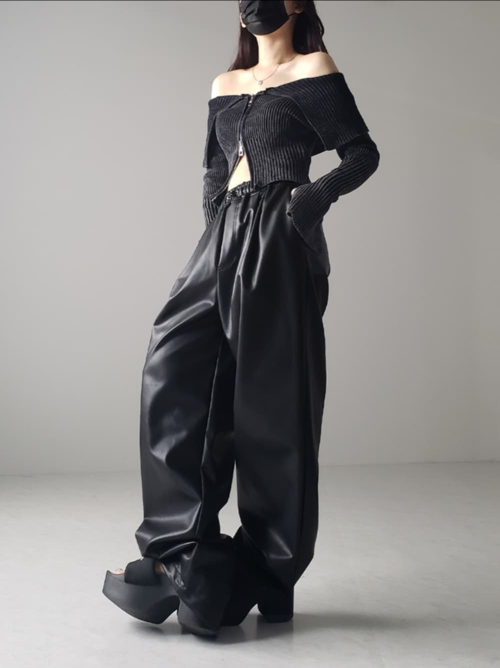 「レザーパンツ、レザー、オフショル、オフショルニット、骨格ウェーブ、オールブラック、モノトーン、秋服の準備はじめました、y2k、モードストリート、バルーンパンツ、カーゴパンツ、リブニット、ショート丈トップス、厚底シューズ」｜「me+em selectの【 ４size／２color 】ドロストフェイクレザーボリュームワイドパンツ（その他パンツ、ブラック系）」を使った、honoさん（レディース・154cm）の夏コーディネートの1枚目の写真