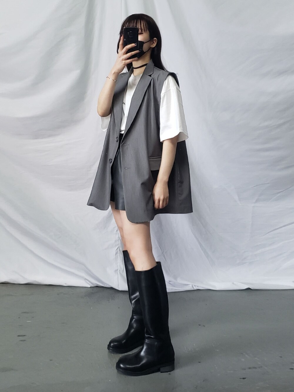 「セットアップ、ベスト、テーラードジャケット、ロングブーツ、ブーツ、ビッグシルエット、白Tシャツ、チョーカー、レザーパンツ、ワンピース、ミニワンピ、メンズライク、低身長コーデ、韓国ファッション、韓国好きな人と繋がりたい」｜「me+em selectのフェイクレザーフラットロングブーツ（ブーツ、ブラック系）」を使った、honoさん（レディース・154cm）の春コーディネートの1枚目の写真