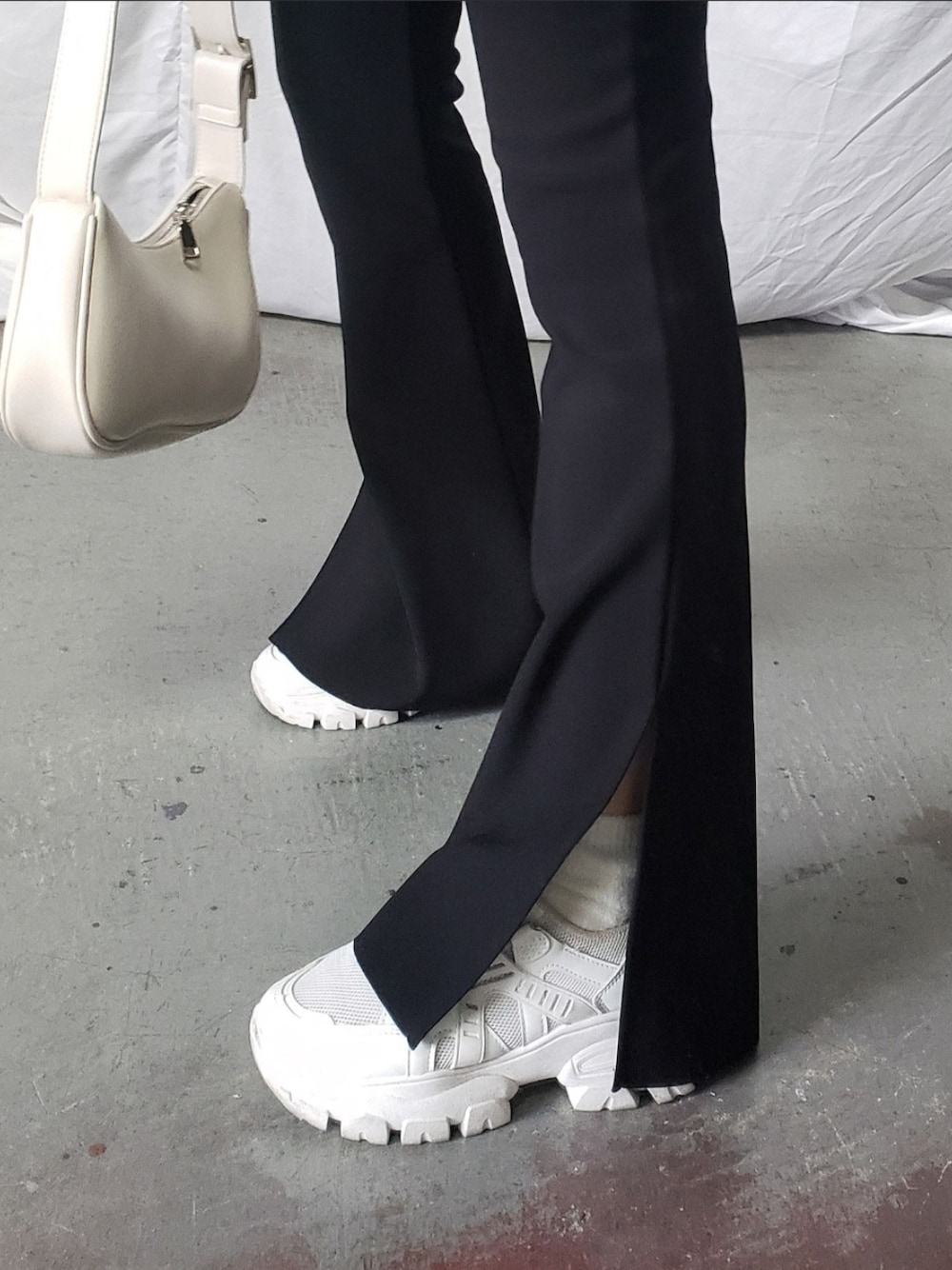 ブラック系のその他パンツを着用したレディースの冬コーディネートの1枚目の写真