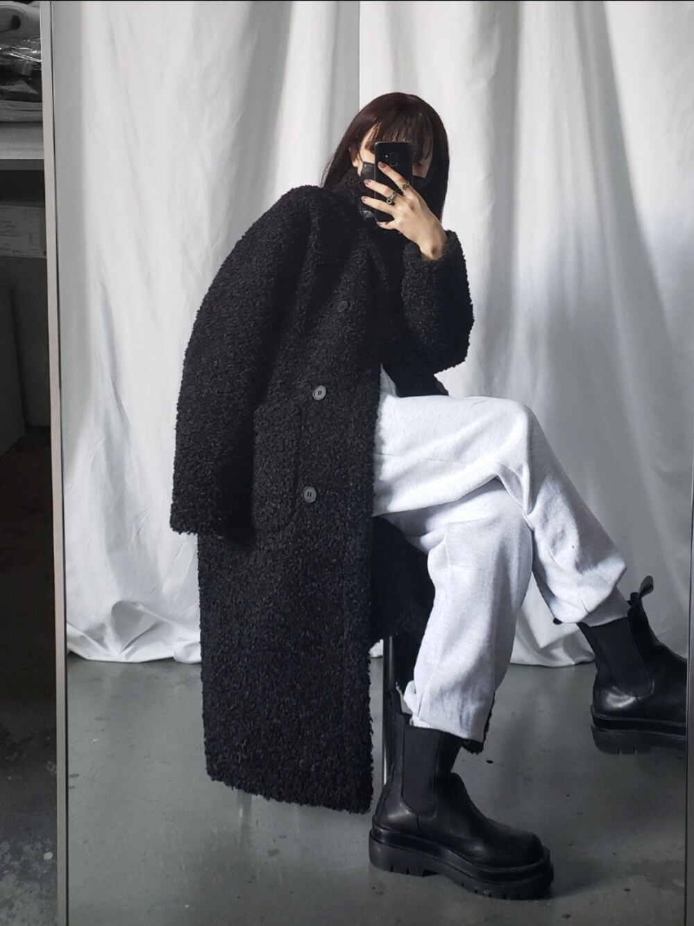 「セットアップ、スウェットパンツ、ジョガーパンツ、ビッグシルエット、ボアジャケット、ロングコート、ムートンコート、ブーツ、ボア、モード、冬アウター、韓国ファッション、ストリートコーデ、モノトーンコーデ、ショートブーツ」｜「me+em selectのB-3ベルト　2WAYエコボアムートンロングコート（ムートンコート、ブラック系）」を使った、honoさん（レディース・154cm）の冬コーディネートの1枚目の写真