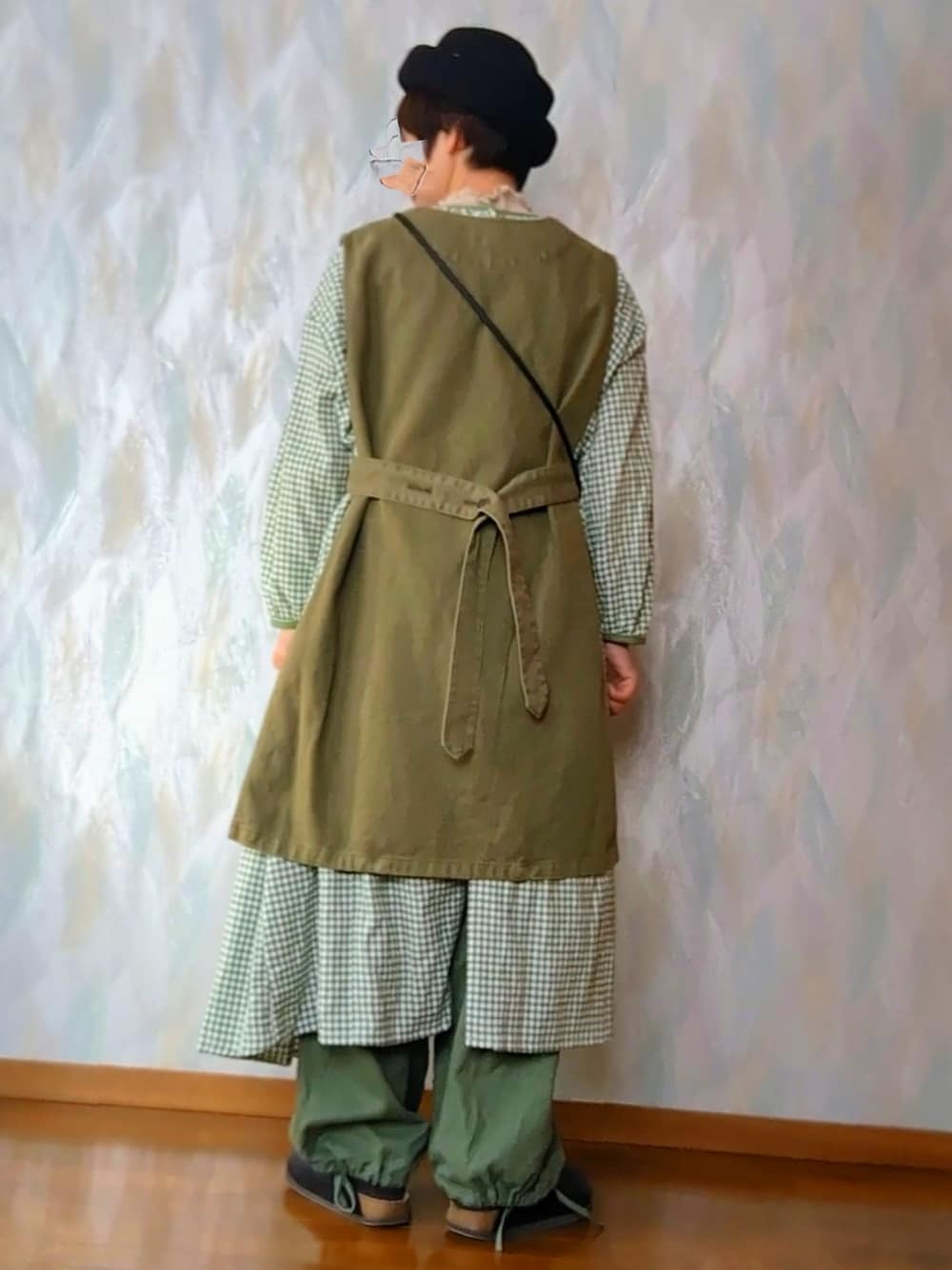 グリーン系のベスト、グリーン系のワンピース、グリーン系のその他パンツを着用したレディースの冬コーディネートの3枚目の写真