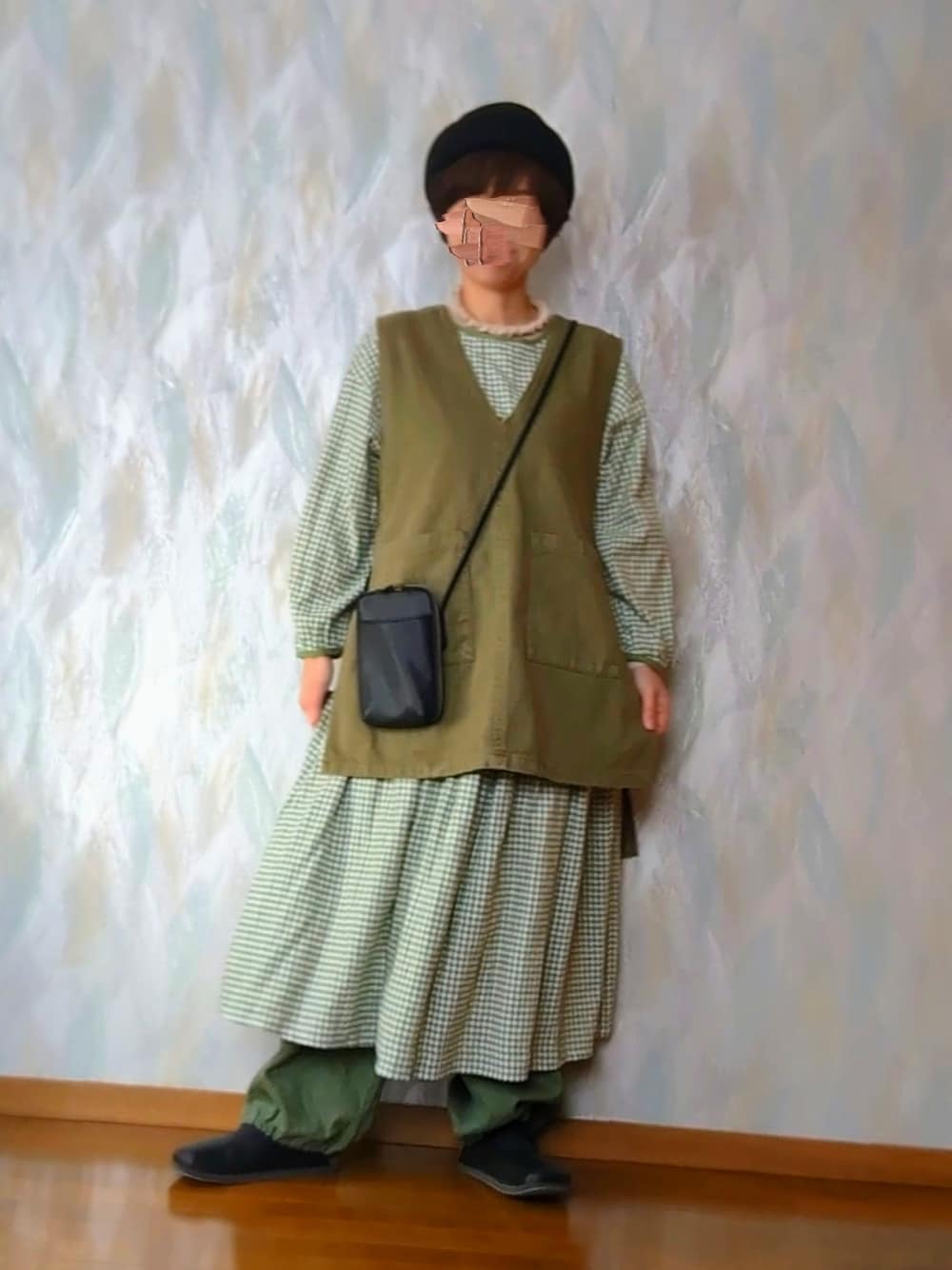 グリーン系のベスト、グリーン系のワンピース、グリーン系のその他パンツを着用したレディースの冬コーディネートの2枚目の写真