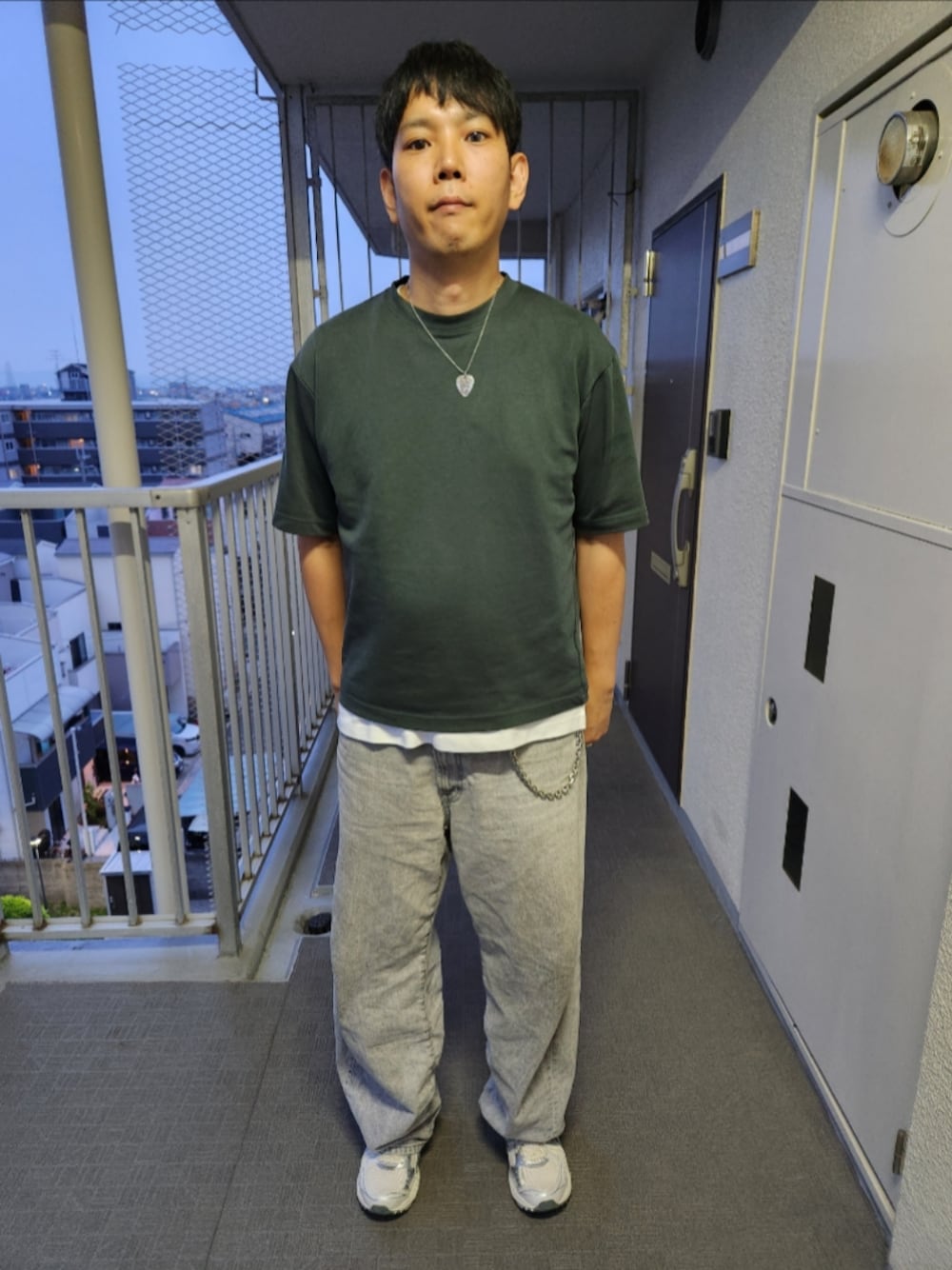 「ユニクロ、GU、アシックス、夏コーデ、エアリズムコットンオーバーサイズTシャツ(５分袖)、エアリズムコットンノースリーブTシャツ、バレルレッグジーンズ、ゲルカヤノ14、ピック型ネックレス、ウォレットチェーン、裾からチョイ出し、レイヤード」｜「UNIQLOのアイテム（Tシャツ/カットソー、グリーン系）」を使った、akkunn_akkunnさん（メンズ・180cm）の春コーディネートの1枚目の写真