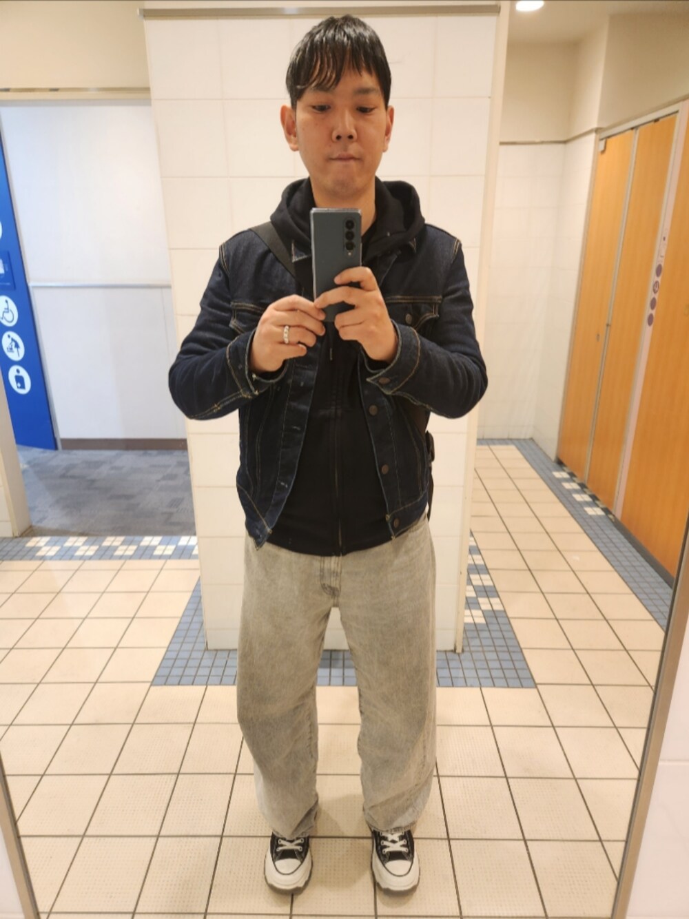 「リーバイス、ユニクロ、GU、コンバース、春コーデ、RINSE STRETCH TRUCKER、スウェットフルジップパーカー、バレルレッグジーンズ、TREKWAVE CS HI、ウインドウショッピング、イオンモールまで」｜「Levi'sのアイテム（デニムジャケット、ブルー系）」を使った、akkunn_akkunnさん（メンズ・180cm）の春コーディネートの1枚目の写真
