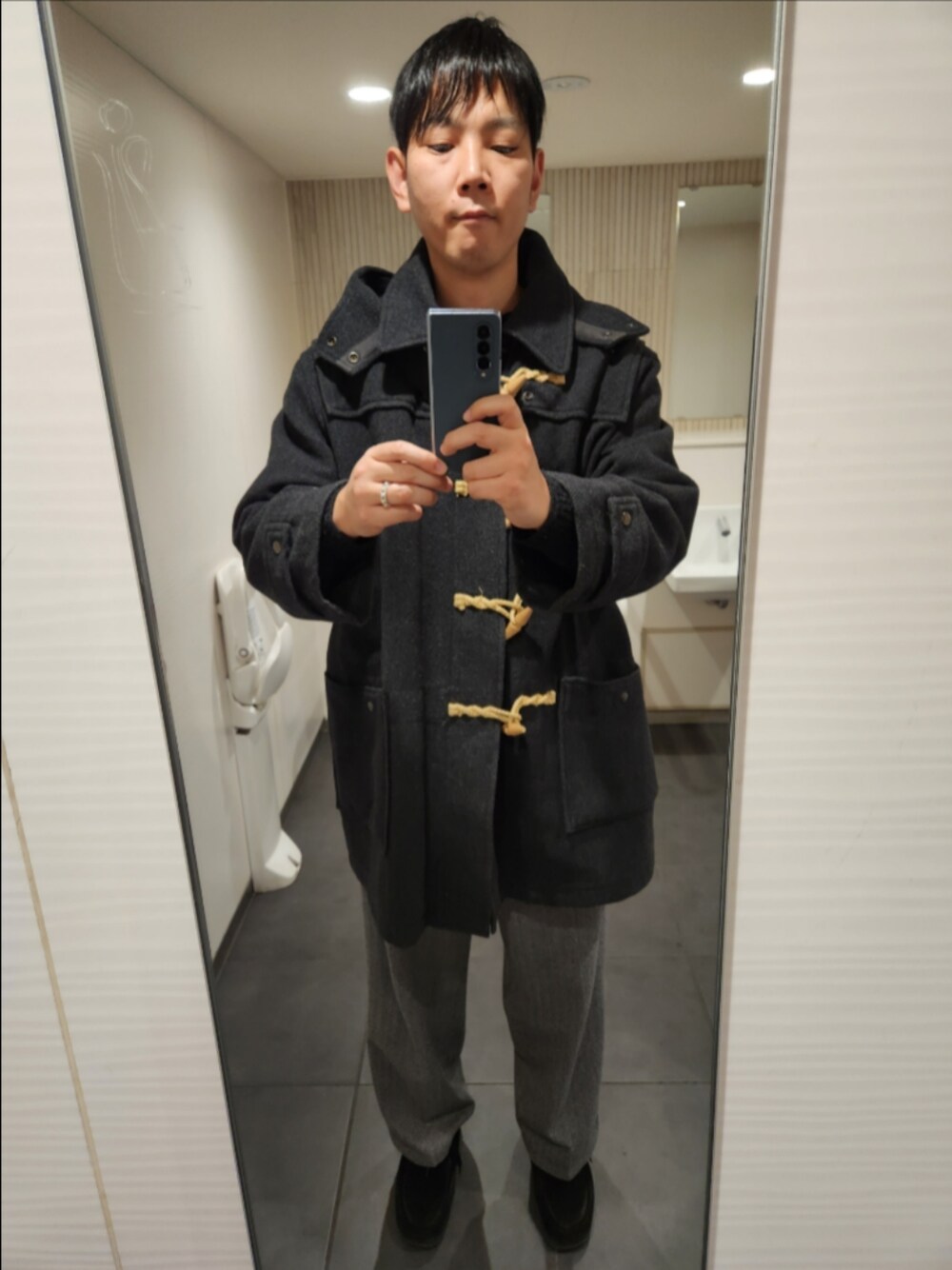 「Paul Smith、ヒステリックグラマー、GU、冬コーデ、ダッフルコート、BARBED WIRE柄セーター、起毛バギースラックス、リアルレザーモカシンシューズ、真冬のあったかスタイル、似合ってるといいな」｜「Paul Smithのアイテム（ダッフルコート、グレー系）」を使った、akkunn_akkunnさん（メンズ・180cm）の冬コーディネートの1枚目の写真