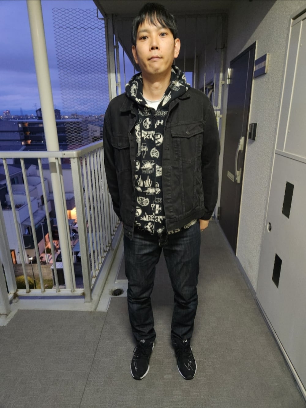 「H&M、ヒステリックグラマー、リーバイス、Y-3、春コーデ、Gジャン、REBEL ROCK柄パーカー、511リジット、FYW S-97、Gジャン×パーカー、寄り添う正解、春めき満開コーデ」｜「H&Mのアイテム（デニムジャケット、ブラック系）」を使った、akkunn_akkunnさん（メンズ・180cm）の春コーディネートの1枚目の写真