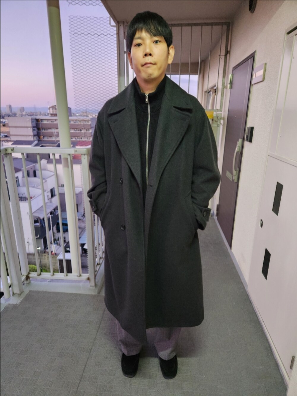 「WYM、GU、冬コーデ、WRAP COAT、ドライバーズニット、起毛バギースラックス、リアルレザーモカシンシューズ、コート、襟×ジップ、明けましておめでとうございます」｜「WYM LIDNMの【WYM LIDNM】SMOOTH MELANGE WRAP COAT（その他アウター、グレー系）」を使った、akkunn_akkunnさん（メンズ・180cm）の冬コーディネートの1枚目の写真