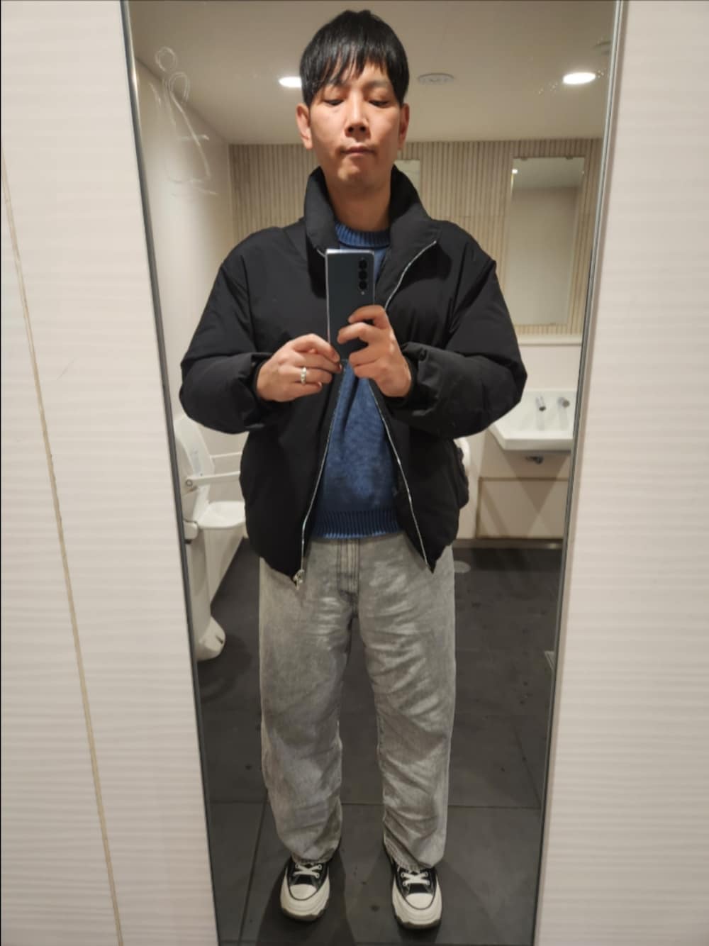 「WYM、GU、コンバース、冬コーデ、HEAT FIBER PADDED JACKET、ガーメントダイニットプルオーバー、バレルレッグジーンズ、TREKWAVE CS HI、真冬のあったかスタイル」｜「WYM LIDNMのMETAL ZIP MINIMAL HEAT FIBER DOWN（ダウンジャケット/コート、ブラック系）」を使った、akkunn_akkunnさん（メンズ・180cm）の冬コーディネートの1枚目の写真