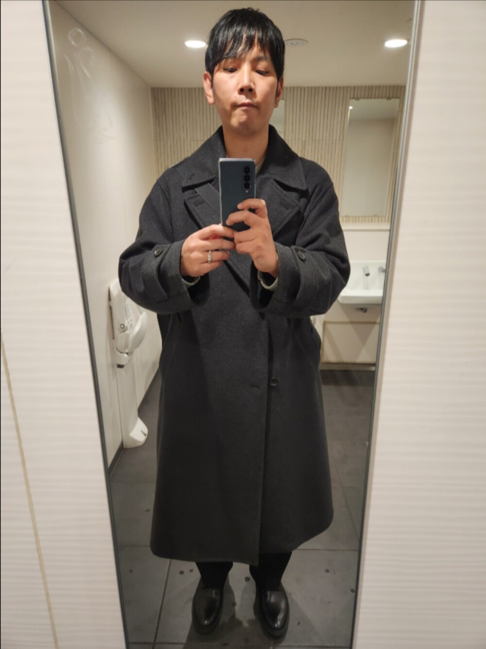 「WYM、ユニクロ、GU、冬コーデ、WRAP COAT、BULKY FINE WOOL KNIT、タックワイドパンツ、レザーダービーシューズ、コート、ニット、フォーマル」｜「WYM LIDNMの【WYM LIDNM】SMOOTH MELANGE WRAP COAT（その他アウター、グレー系）」を使った、akkunn_akkunnさん（メンズ・180cm）の冬コーディネートの1枚目の写真