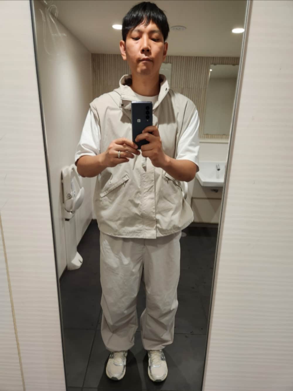 「WYM、ユニクロ、アシックス、夏コーデ、MINIMAL 2WAY TRACK ZIP BLOUSON、エアリズムコットンオーバーサイズTシャツ(５分袖)、TRACK WIDE EASY LOOSE PANTS、ゲルカヤノ14、テック系、オールホワイト？、オールホワイト、シルバースニーカー」｜「WYM LIDNMのMINIMAL 2WAY TRACK ZIP BLOUSON（ブルゾン、グレー系）」を使った、akkunn_akkunnさん（メンズ・180cm）の春コーディネートの1枚目の写真
