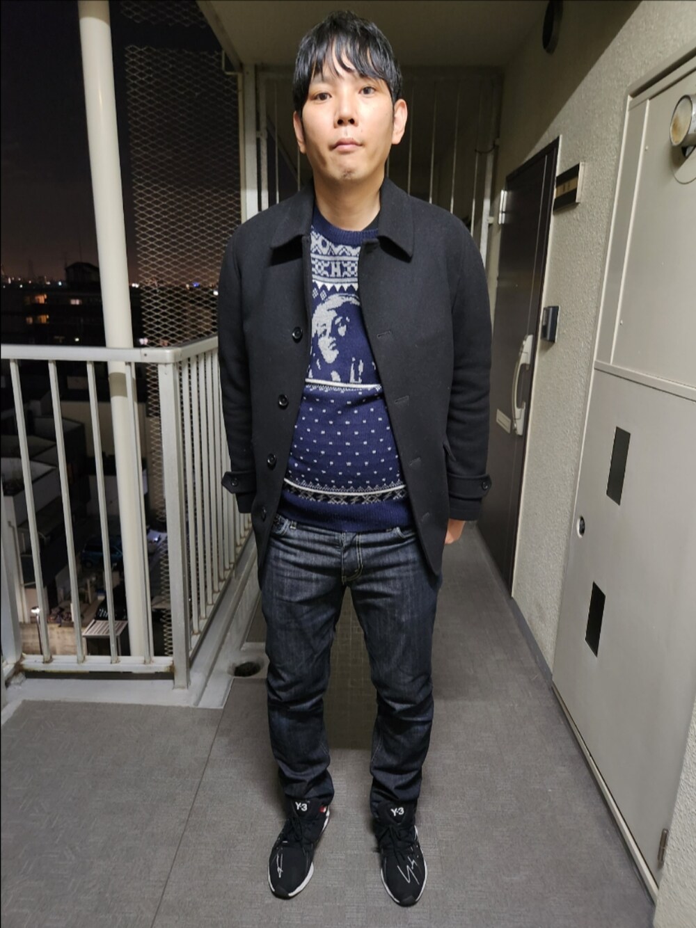「ヒステリックグラマー、リーバイス、Y-3、シングルピーコート、NORDIC WOMAN HEADニット、冬コーデ、シップス」｜「SHIPSのSC: スーパー140'S 100%WOOL メルトン シングル ピーコート（ピーコート、ブラック系）」を使った、akkunn_akkunnさん（メンズ・180cm）の冬コーディネートの1枚目の写真