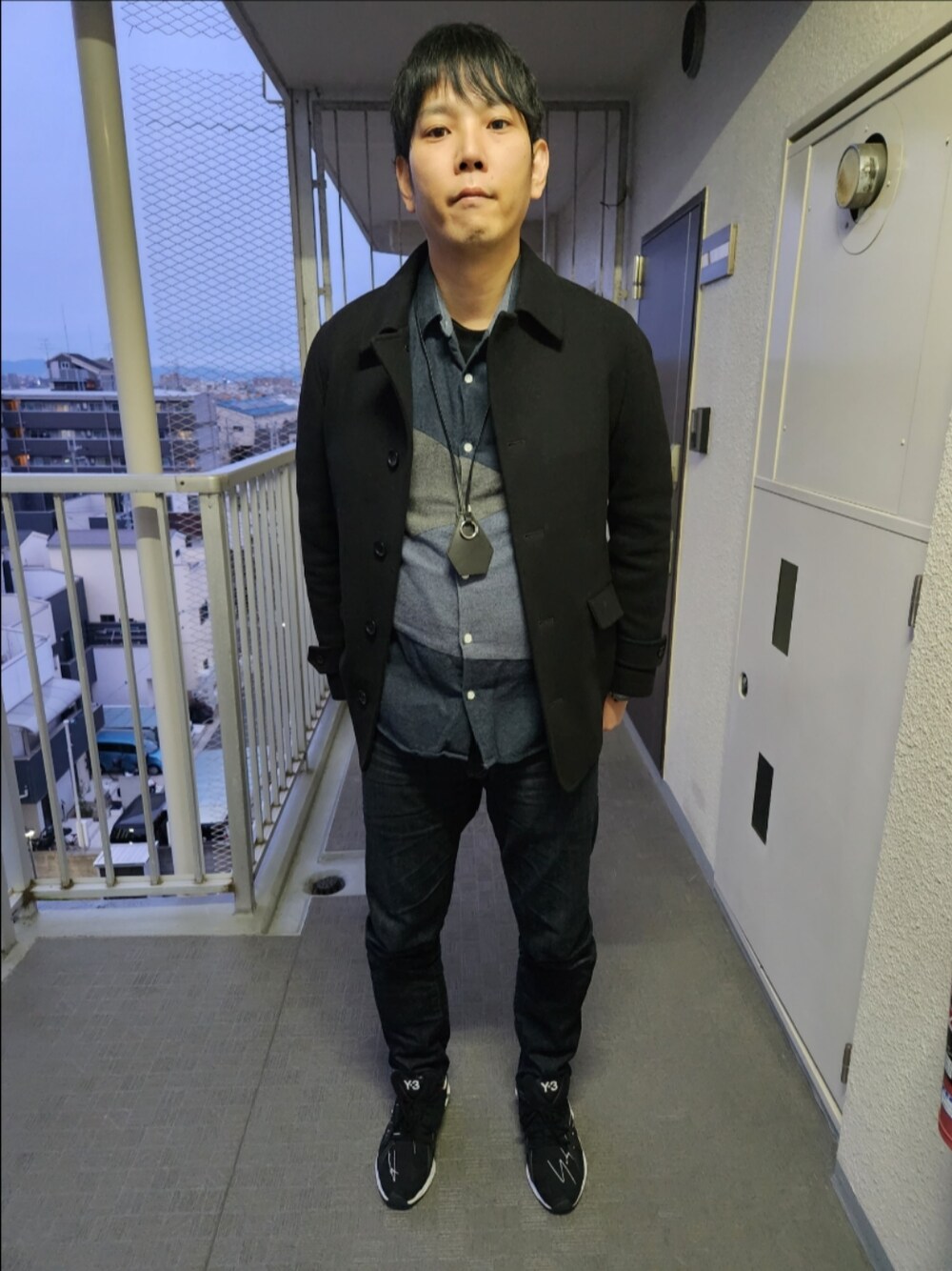 「シップス、GU、リーバイスMade&Crafted、Y-3、冬コーデ、シングルピーコート、クレイジーパターン、レザーキーネックレス」｜「SHIPSのSC: スーパー140'S 100%WOOL メルトン シングル ピーコート（ピーコート、ブラック系）」を使った、akkunn_akkunnさん（メンズ・180cm）の冬コーディネートの1枚目の写真