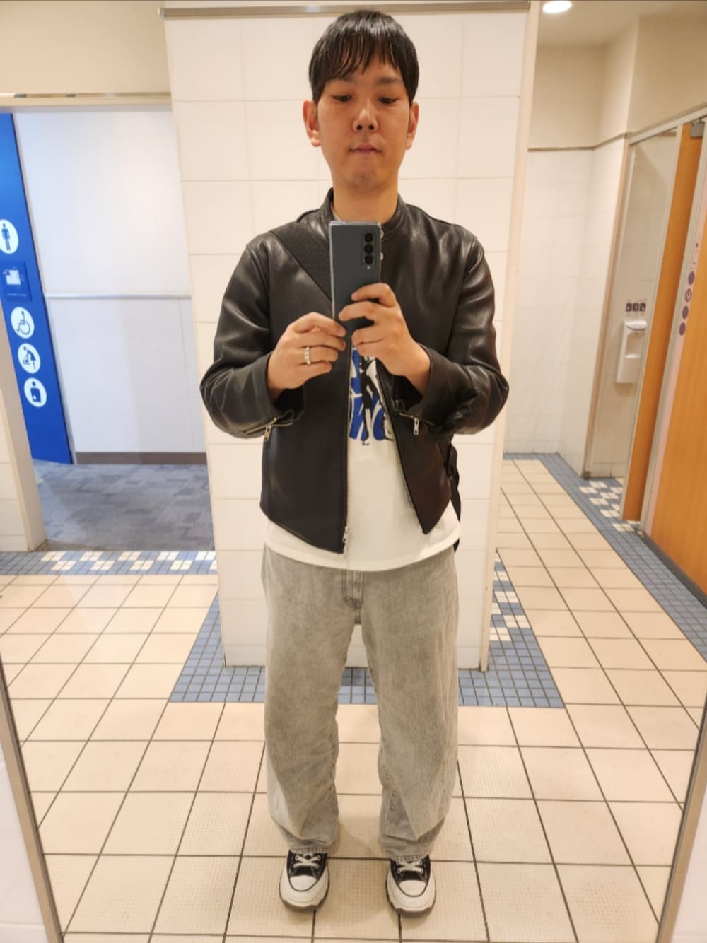 「SHIPS、ヒステリックグラマー、GU、コンバース、初夏コーデ、ラムレザーシングルライダース、STONES WOMAN Tシャツ、バレルレッグジーンズ、TREKWAVE CS HI、イオンモール、買い物」｜「SHIPSのアイテム（ライダースジャケット、ブラック系）」を使った、akkunn_akkunnさん（メンズ・180cm）の春コーディネートの1枚目の写真