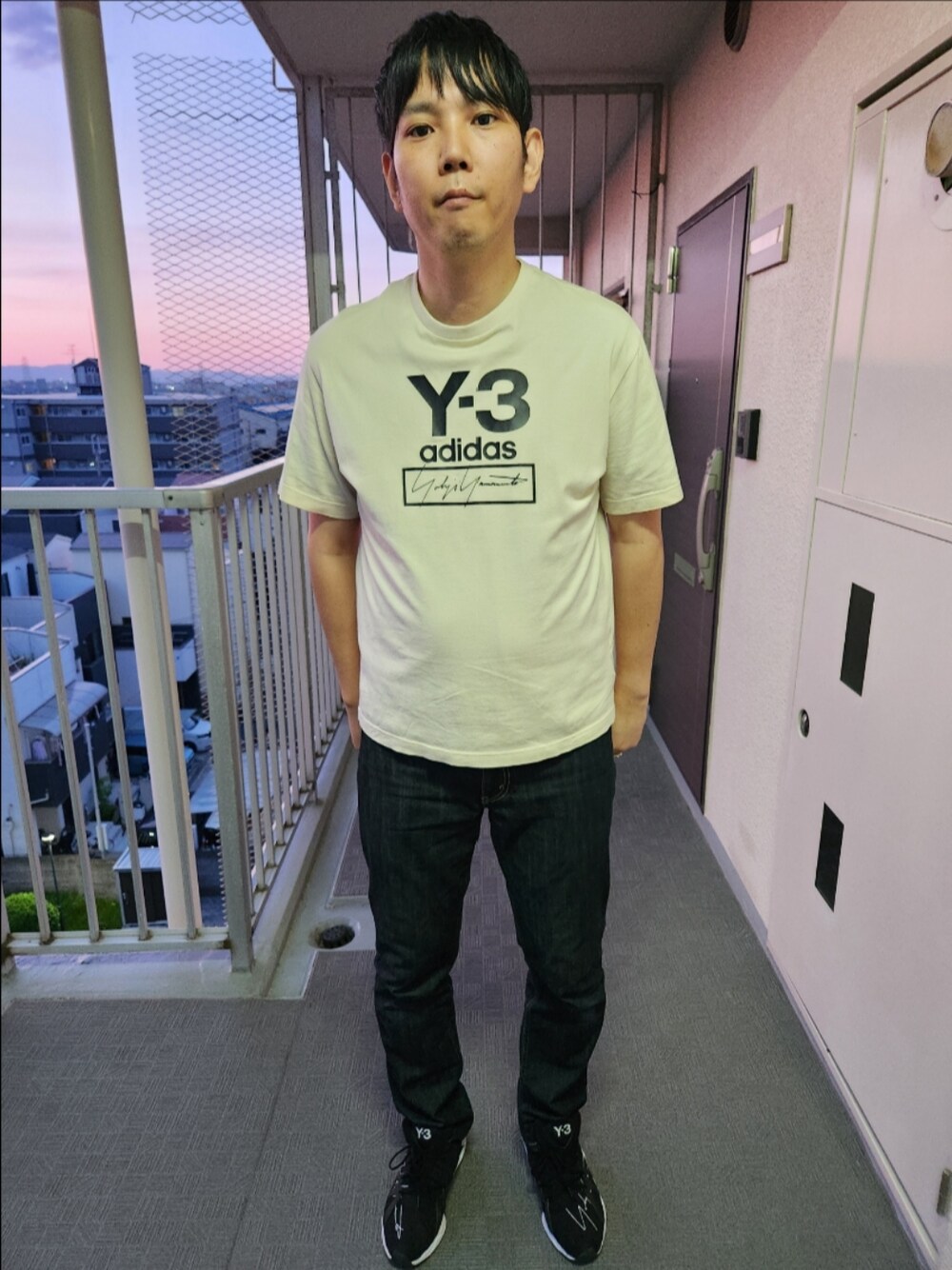 「Y-3、リーバイス、夏コーデ、初夏コーデ、M Stacked logo ss tee、511リジット、FYW S-97、エクリュ、下はデニム」｜「Y-3のM STACKED LOGO SS TEE（Tシャツ/カットソー、ホワイト系）」を使った、akkunn_akkunnさん（メンズ・180cm）の春コーディネートの1枚目の写真