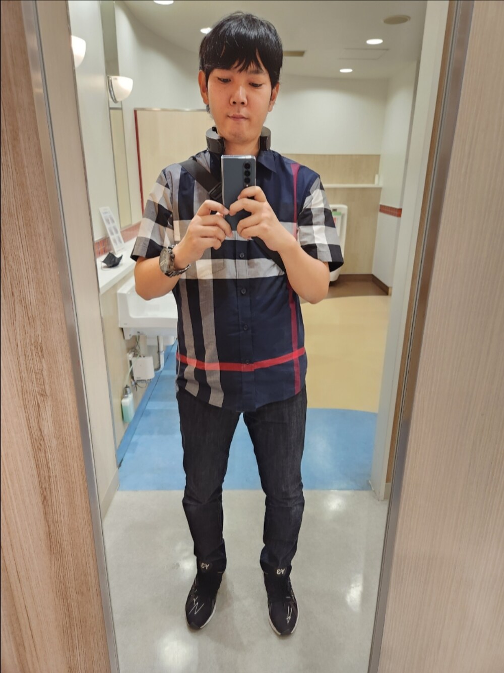 「バーバリー、リーバイス、Y-3、シャツコーデ、ネッククーラー、夏コーデ」｜「Levi'sのアイテム（デニムパンツ、ブルー系）」を使った、akkunn_akkunnさん（メンズ・180cm）の夏コーディネートの1枚目の写真