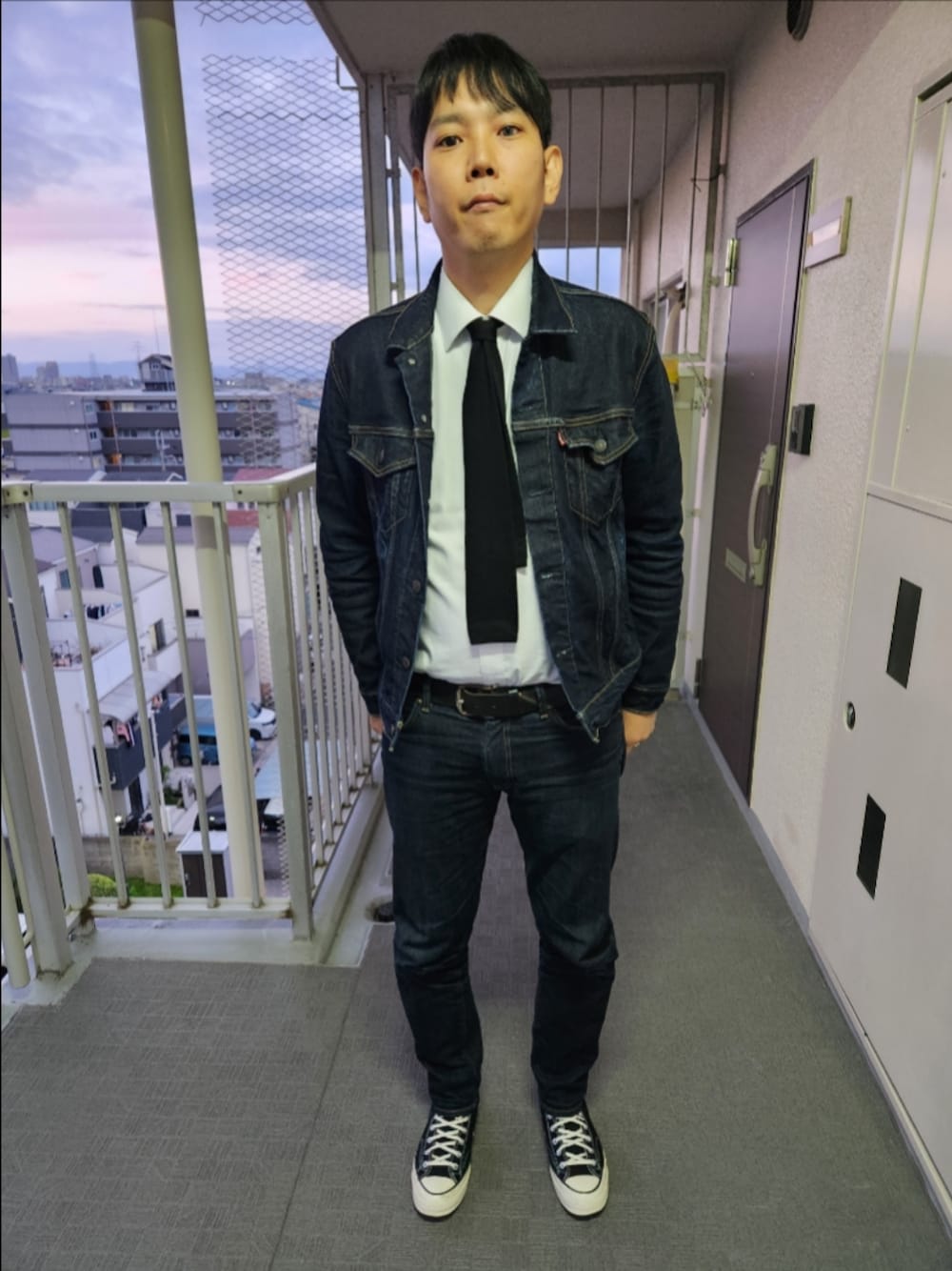 「リーバイス、シャツハウス、リーバイスMade&Crafted、コンバース、秋コーデ、Gジャン、シャツ、お父さんのニットタイ、511MADE IN JAPAN、CT70、デニムonデニム、タイドアップ、最近の気分」｜「Levi'sのアイテム（デニムジャケット、ブルー系）」を使った、akkunn_akkunnさん（メンズ・180cm）の秋コーディネートの1枚目の写真