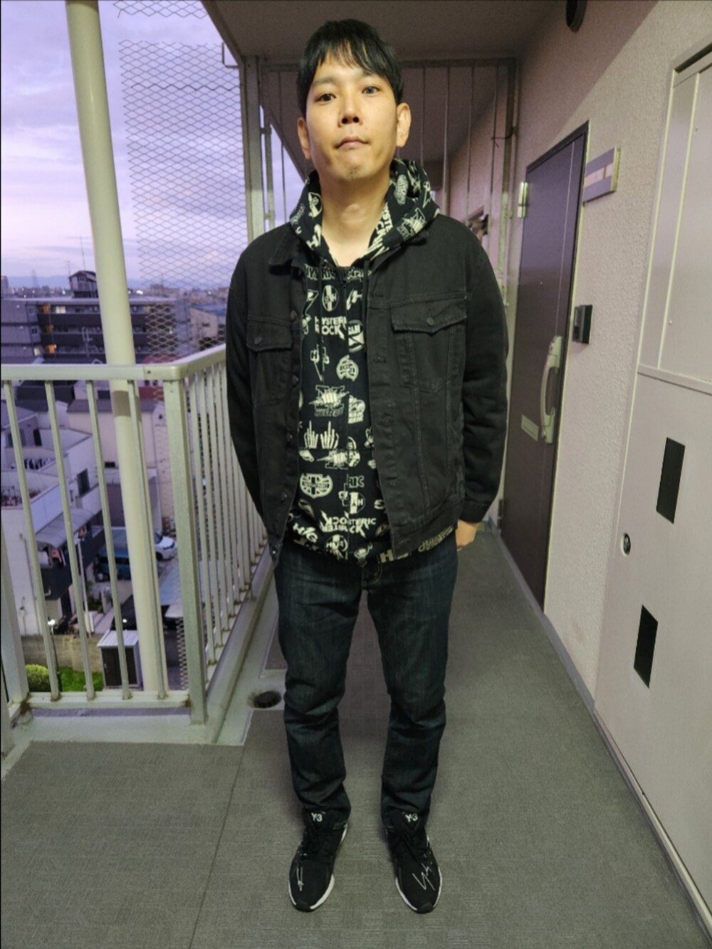 「H&M、ヒステリックグラマー、リーバイス、Y-3、秋コーデ、Gジャン、REBEL ROCK柄パーカー、511リジット、FYW S-97、柄物×シンプル」｜「H&Mのアイテム（デニムジャケット、ブラック系）」を使った、akkunn_akkunnさん（メンズ・180cm）の秋コーディネートの1枚目の写真