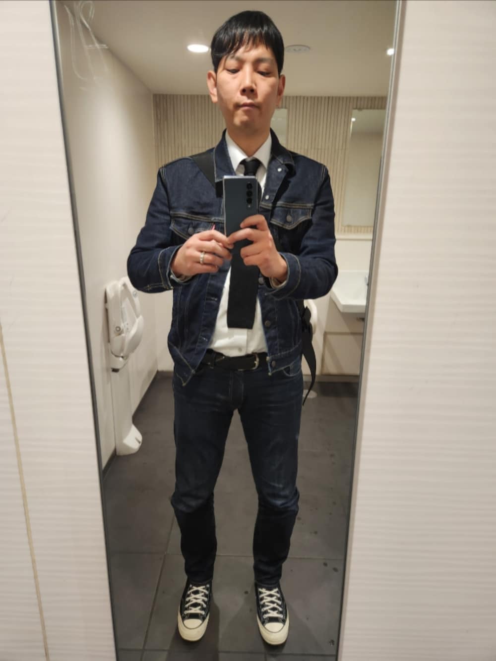 「リーバイス、シャツハウス、お父さんのニットタイ、リーバイスMade&Crafted、コンバース、春コーデ、RINSE STRETCH TRUCKER、シャツ、ニットタイ、511MADE IN JAPAN、CT70、デニムonデニム、シャツイン、タイドアップ」｜「Levi'sのアイテム（デニムジャケット、ブルー系）」を使った、akkunn_akkunnさん（メンズ・180cm）の春コーディネートの1枚目の写真