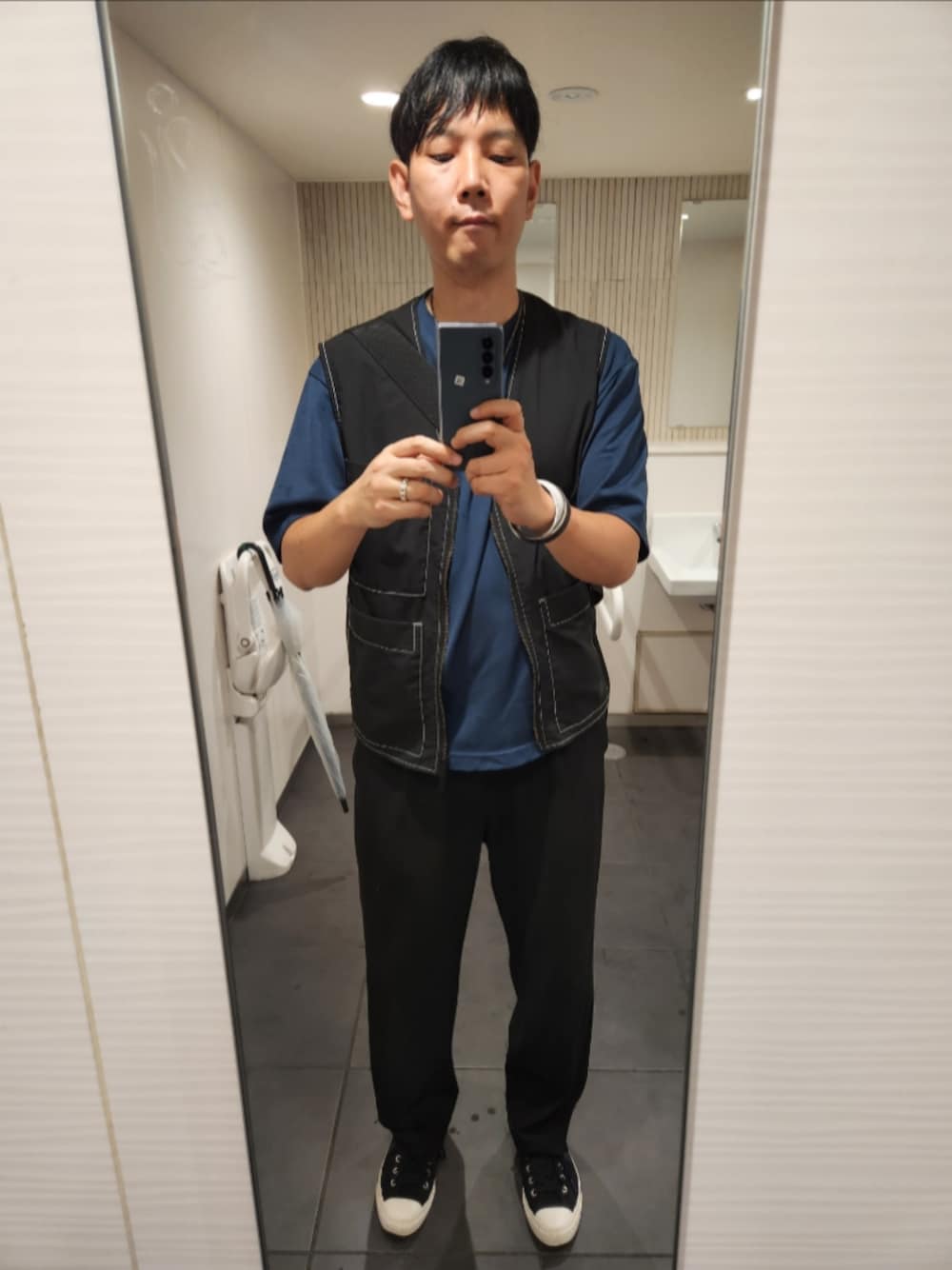 「ZARA、ユニクロ、コンバース、夏コーデ、コントラストトップステッチベスト、エアリズムコットンオーバーサイズTシャツ(５分袖)、タックワイドパンツ、CX-PRO SK SIDEGORE HI、COMBI CHAIN NECKLACE、ベスト、夏ルックで気分アップ」｜「ZARAのアイテム（ベスト、ブラック系）」を使った、akkunn_akkunnさん（メンズ・180cm）の夏コーディネートの1枚目の写真