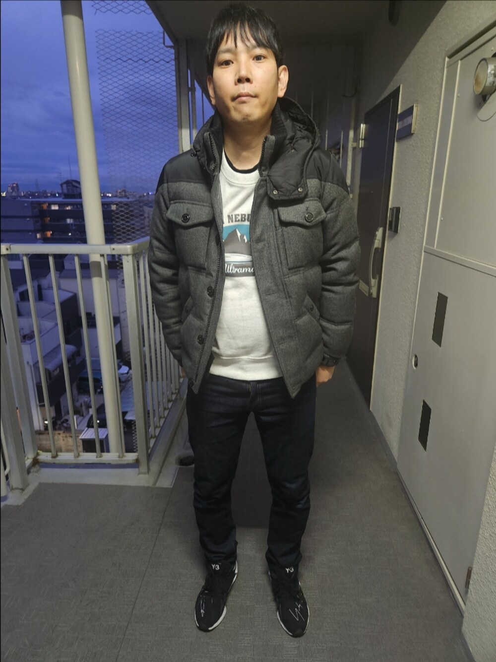 「モンクレール、ウルトラマン、リーバイスMade&Crafted、Y-3、冬コーデ、ダウン、スウェット、冬を彩る色いろコーデ」｜「MONCLERのアイテム（ダウンジャケット/コート、グレー系）」を使った、akkunn_akkunnさん（メンズ・180cm）の冬コーディネートの1枚目の写真