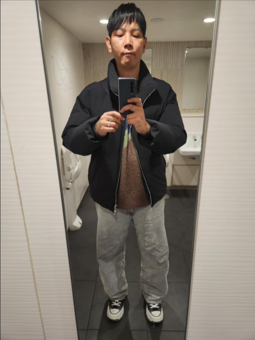 「WYM、ヒステリックグラマー、GU、コンバース、冬コーデ、HEAT FIBER PADDED JACKET、MAIDEN LOGOジャガードセーター、バレルレッグジーンズ、TREKWAVE CS HI、ブラウン、セーター、立体裁断、厚底」｜「WYM LIDNMのMETAL ZIP MINIMAL HEAT FIBER DOWN（ダウンジャケット/コート、ブラック系）」を使った、akkunn_akkunnさん（メンズ・180cm）の冬コーディネートの1枚目の写真