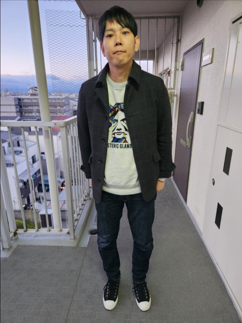 「SHIPS、ヒステリックグラマー、リーバイスMade&Crafted、コンバース、冬コーデ、シングルピーコート、SEE NO EVIL刺繍スウェット、511MADE IN JAPAN、CX-PRO SK SIDEGORE HI、結構な頻度」｜「SHIPSのアイテム（ピーコート、グレー系）」を使った、akkunn_akkunnさん（メンズ・180cm）の冬コーディネートの1枚目の写真
