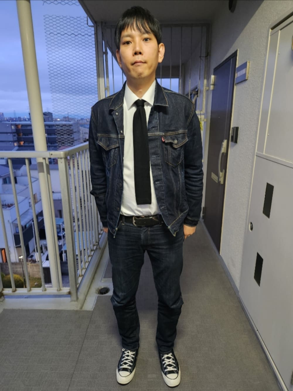 「リーバイス、シャツハウス、リーバイスMade&Crafted、コンバース、RINSE STRETCH TRUCKER、シャツ、古着、お父さんのニットタイ、511MADE IN JAPAN、CT70、デニムonデニム、シャツイン、タイドアップ、セットアップ、春めき満開コーデ」｜「Levi'sのアイテム（デニムジャケット、ブルー系）」を使った、akkunn_akkunnさん（メンズ・180cm）の春コーディネートの1枚目の写真