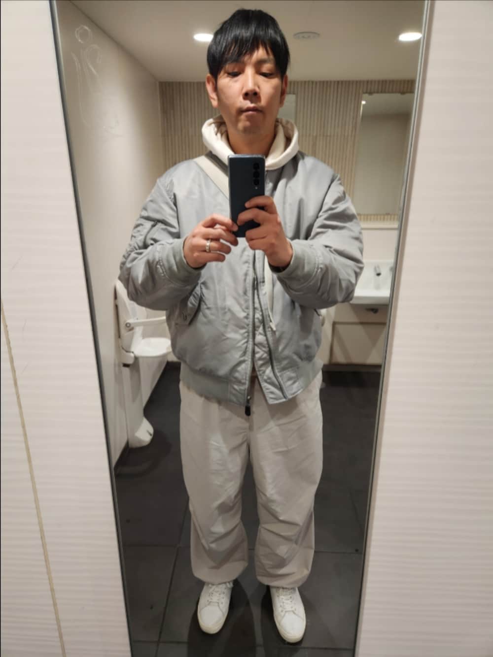 「GU、ユニクロ、WYM、冬コーデ、ヒートパデッドMA-1ブルゾン、スウェットプルパーカー、TRACK WIDE EASY LOOSE PANTS、リアルレザースニーカー、教祖様、オールホワイト？」｜「GUのアイテム（MA-1、シルバー系）」を使った、akkunn_akkunnさん（メンズ・180cm）の冬コーディネートの1枚目の写真