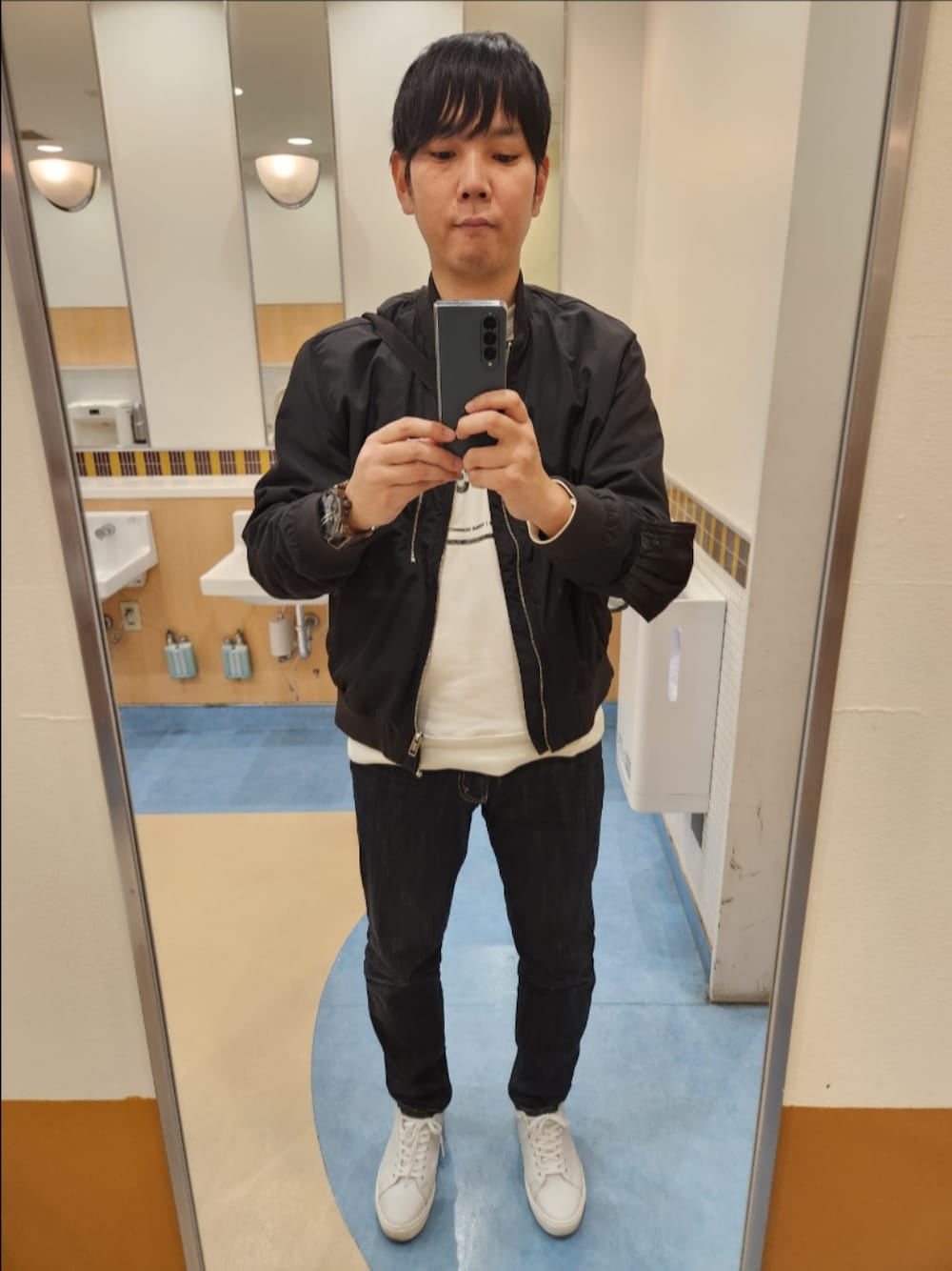 「H&M、Y-3、リーバイス、GU、春コーデ、ジップアップブルゾン、U SQUARE LABEL GRAPHIC CREW SWEATSHIRT、白スニーカー」｜「H&Mのアイテム（ブルゾン、ブラック系）」を使った、akkunn_akkunnさん（メンズ・180cm）の春コーディネートの1枚目の写真