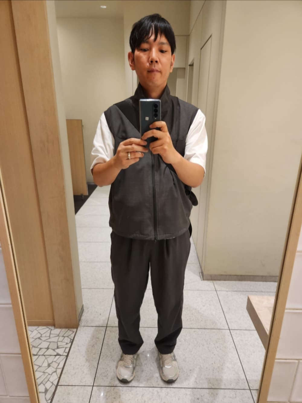 「フリークスストア、ユニクロ、アシックス、夏コーデ、LINEN LIKE VEST、エアリズムコットンオーバーサイズTシャツ(５分袖)、LINEN LIKE EASY PT、ゲルカヤノ14、セットアップ、心斎橋PARCO、GLAY」｜「FREAK'S STOREの速乾素材 リラックスフィット リネンライク ジップベスト リネン風 ホームケア（ベスト、グレー系）」を使った、akkunn_akkunnさん（メンズ・180cm）の夏コーディネートの1枚目の写真