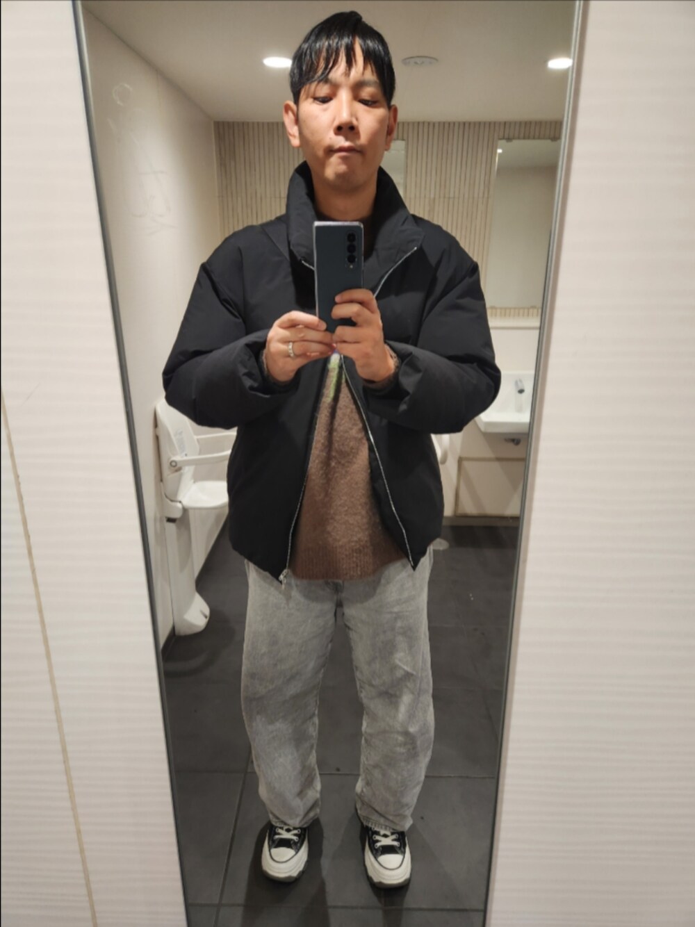 「WYM、ヒステリックグラマー、GU、コンバース、冬コーデ、HEAT FIBER PADDED JACKET、MAIDEN LOGOジャガードセーター、バレルレッグジーンズ、TREKWAVE CS HI、今年買った、セーター、立体裁断、ブラウン」｜「WYM LIDNMのMETAL ZIP MINIMAL HEAT FIBER DOWN（ダウンジャケット/コート、ブラック系）」を使った、akkunn_akkunnさん（メンズ・180cm）の冬コーディネートの1枚目の写真