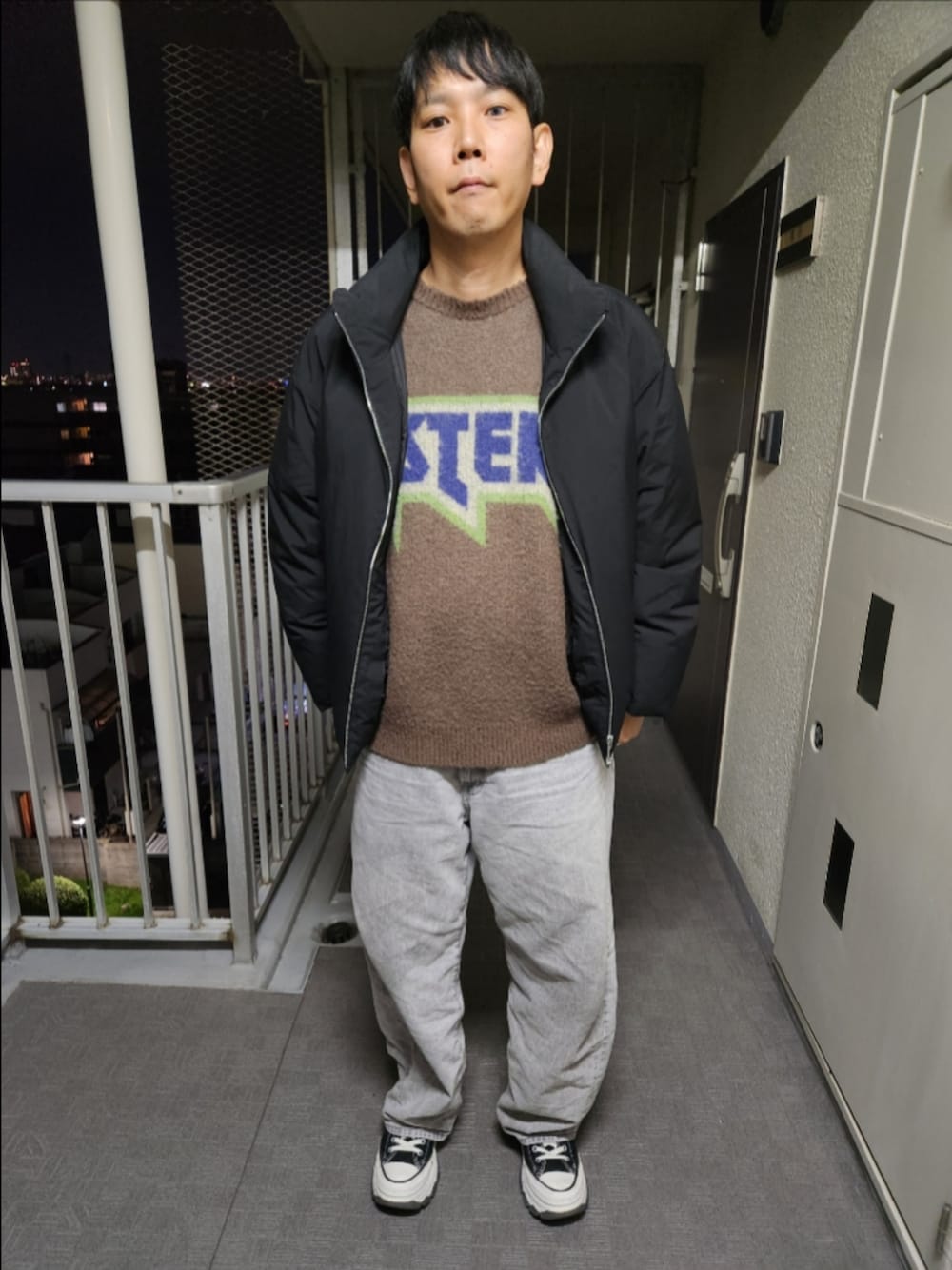 「WYM、ヒステリックグラマー、GU、コンバース、冬コーデ、HEAT FIBER PADDED JACKET、MAIDEN LOGOジャガードセーター、バレルレッグジーンズ、TREKWAVE CS HI、ブラウン、新鮮」｜「WYM LIDNMのMETAL ZIP MINIMAL HEAT FIBER DOWN（ダウンジャケット/コート、ブラック系）」を使った、akkunn_akkunnさん（メンズ・180cm）の冬コーディネートの1枚目の写真