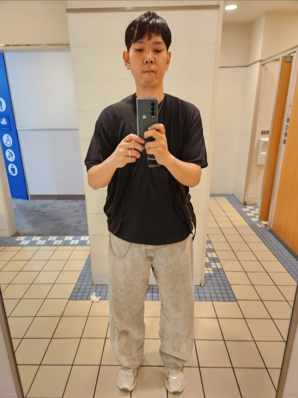 「アーバンリサーチドアーズ、ハードロックカフェ、古着、GU、アシックス、夏コーデ、強撚5分袖カーディガン、大阪Soundwave T-shirt、バレルレッグジーンズ、ゲルカヤノ14、ピック型ネックレス、ウォレットチェーン、涼しかった、新作」｜「URBAN RESEARCH DOORSの『WEB限定』強撚5分袖カーディガン（カーディガン/ボレロ、ブラック系）」を使った、akkunn_akkunnさん（メンズ・180cm）の春コーディネートの1枚目の写真