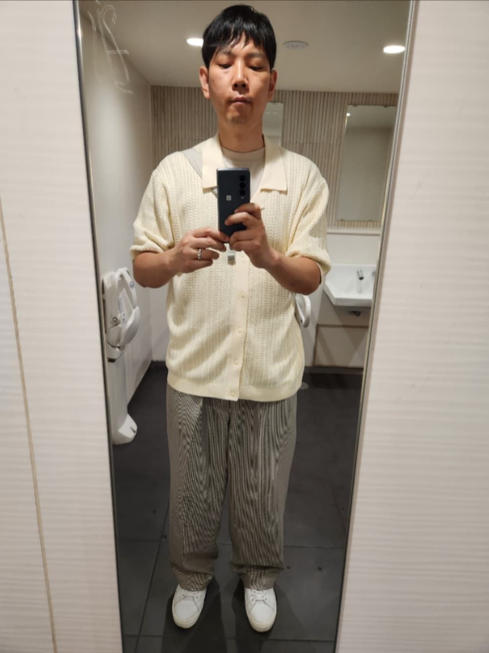 「nano・universe、ユニクロ、GU、夏コーデ、HOME STOCKケーブルニットシャツ、エアリズムコットンオーバーサイズTシャツ(５分袖)、ツータックバギースラックス、リアルレザースニーカー、新作」｜「NANO universeの「NJ/CLUB」HOMESTOCKケーブルニットシャツ（シャツ/ブラウス、ベージュ系）」を使った、akkunn_akkunnさん（メンズ・180cm）の春コーディネートの1枚目の写真