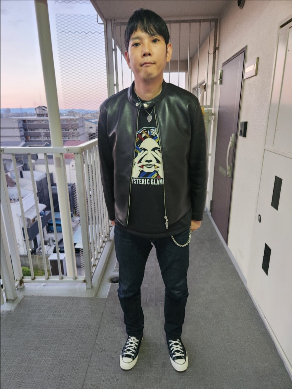 「SHIPS、ヒステリックグラマー、リーバイスMade&Crafted、コンバース、初秋コーデ、ラムレザーシングルライダース、SEE NO EVIL刺繍Tシャツ、511MADE IN JAPAN、CT70、ピック型ネックレス、ウォレットチェーン、ロックテイスト、これぞ！」｜「SHIPSのSHIPS: ラムレザー シングル ライダース ジャケット（ライダースジャケット、ブラック系）」を使った、akkunn_akkunnさん（メンズ・180cm）の秋コーディネートの1枚目の写真