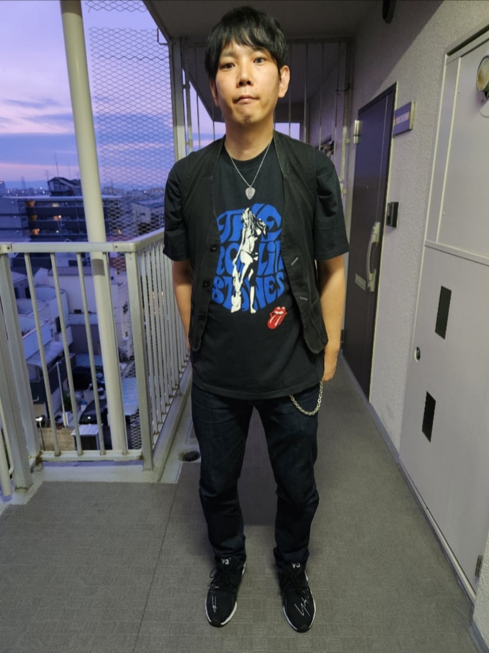 「マリテフランソワジルボー、ヒステリックグラマー、リーバイスMade&Crafted、Y-3、夏コーデ、ジレ、STONES WOMAN Tシャツ、511MADE IN JAPAN、FYW S-97、ピック型ネックレス、ウォレットチェーン、ロックテイスト、ローリングストーンズ、ずっと！」｜「MARITHE + FRANCOIS GIRBAUDのアイテム（ベスト、ブラック系）」を使った、akkunn_akkunnさん（メンズ・180cm）の春コーディネートの1枚目の写真