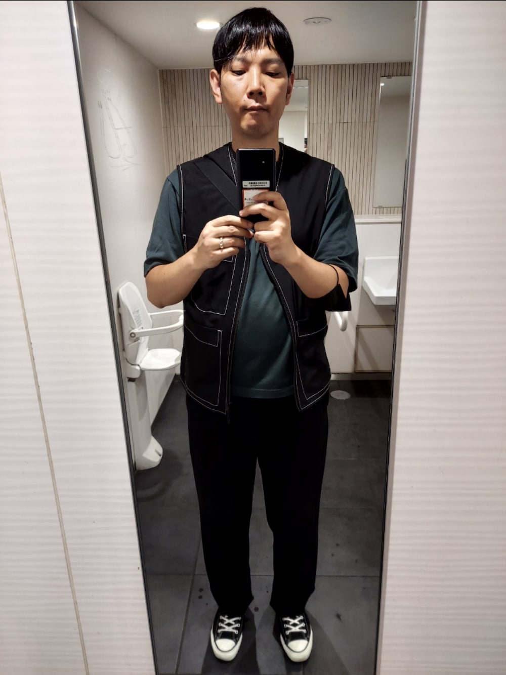 「ZARA、ユニクロ、コンバース、LIDNM、夏コーデ、コントラストトップステッチベスト、エアリズムコットンオーバーサイズTシャツ(５分袖)、タックワイドパンツ、ALLSTAR J HI、COMBI CHAIN NECKLACE、ベスト」｜「ZARAのアイテム（ベスト、ブラック系）」を使った、akkunn_akkunnさん（メンズ・180cm）の夏コーディネートの1枚目の写真