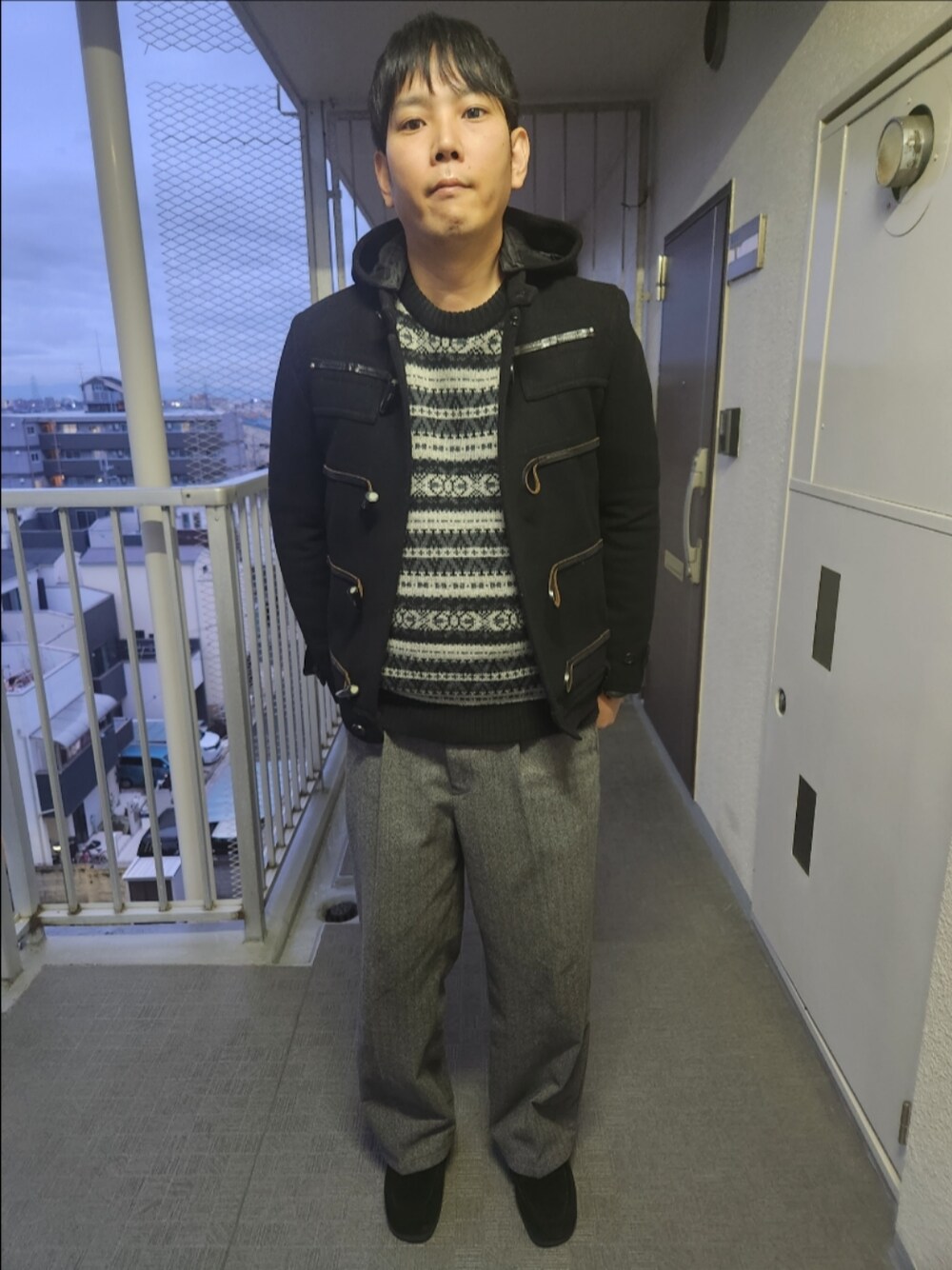 「ブラックバレット、ナノユニバース、GU、冬コーデ、ダッフルコート、ウールブレンドフェアアイルニット、モノトーン、冬を彩る色いろコーデ」｜「BLACKBARRETT by NEIL BARRETTのアイテム（ダッフルコート、ブラック系）」を使った、akkunn_akkunnさん（メンズ・180cm）の冬コーディネートの1枚目の写真