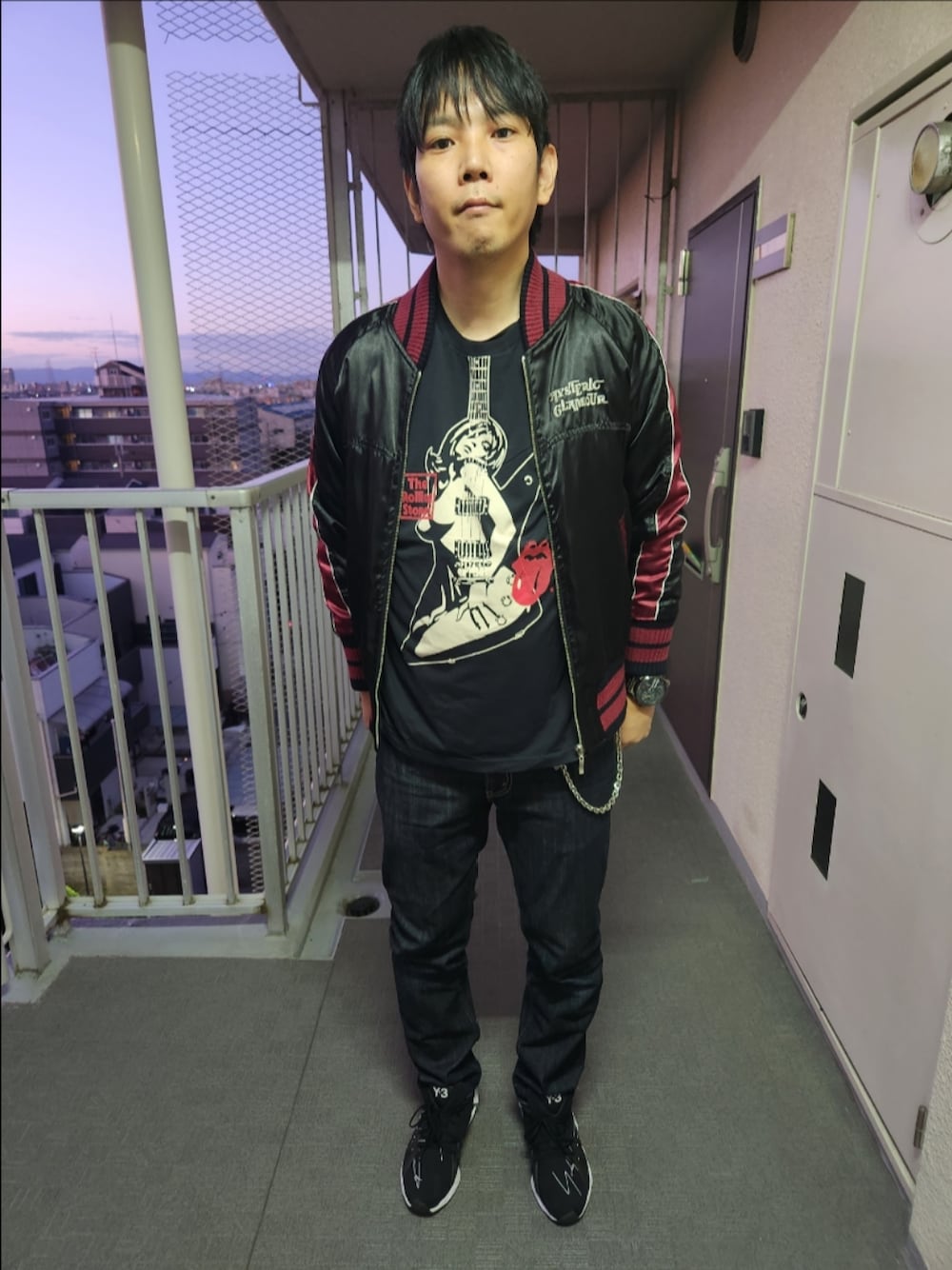 「ヒステリックグラマー、リーバイス、Y-3、スカジャン、重ね着ベストシーズン、秋コーデ、赤、実家用」｜「HYSTERIC GLAMOURのアイテム（スカジャン、ブラック系）」を使った、akkunn_akkunnさん（メンズ・180cm）の秋コーディネートの1枚目の写真