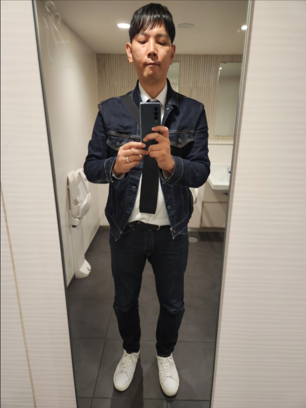 「リーバイス、シャツハウス、リーバイスMade&Crafted、GU、秋コーデ、Gジャン、シャツ、古着、511MADE IN JAPAN、リアルレザースニーカー、お父さんのニットタイ、デニムonデニム、タイドアップ」｜「Levi'sのアイテム（デニムジャケット、ブルー系）」を使った、akkunn_akkunnさん（メンズ・180cm）の秋コーディネートの1枚目の写真
