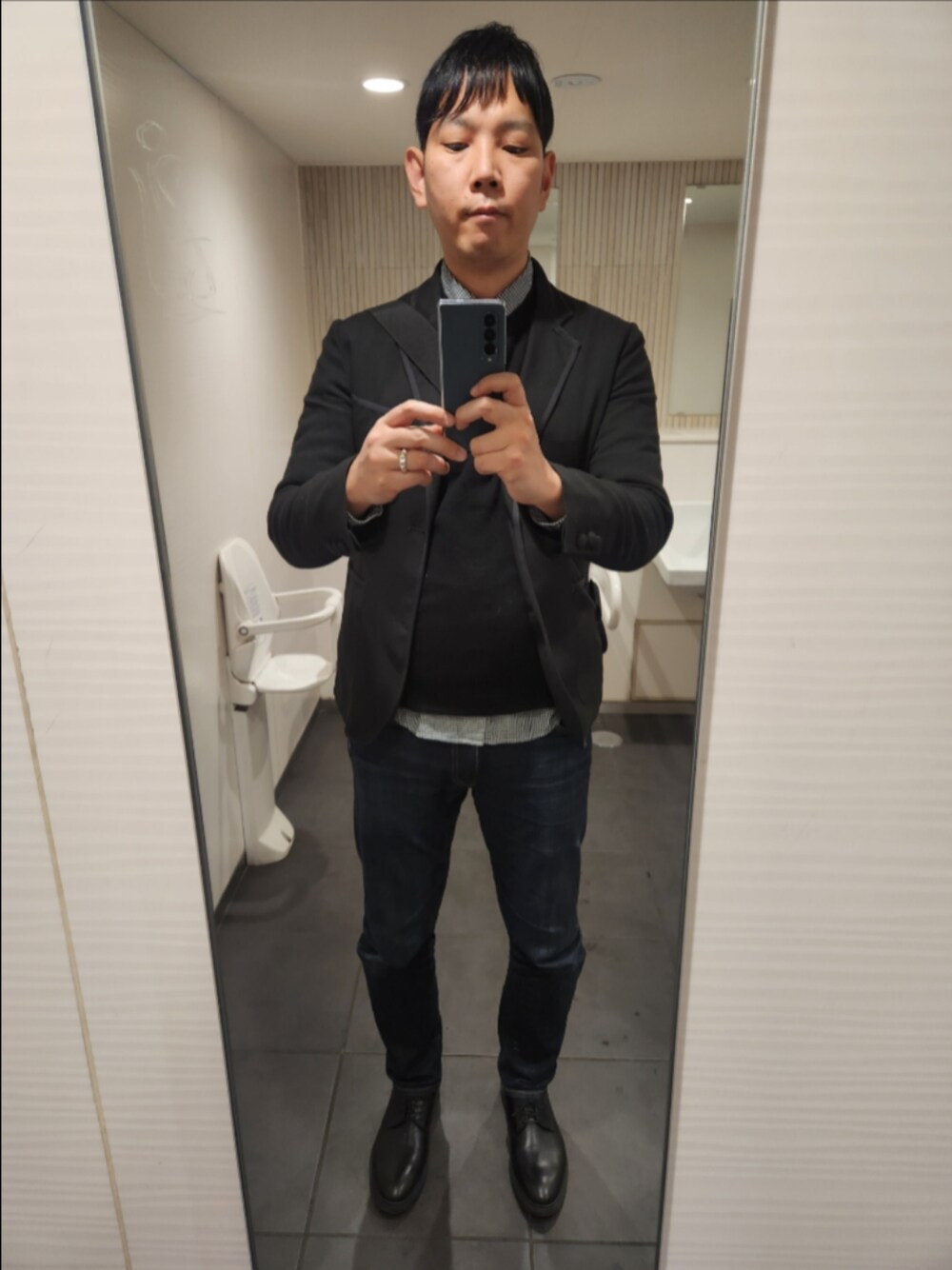 「BEAMSのアイテム（テーラードジャケット、ブラック系）」を使った、akkunn_akkunnさん（メンズ・180cm）の春コーディネートの1枚目の写真