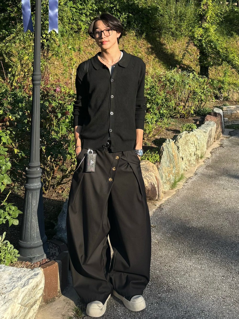 ブラック系のカーディガン/ボレロ、その他のTシャツ/カットソー、ブラック系のスラックスを着用したメンズの秋コーディネートの1枚目の写真