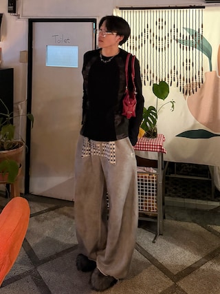 「AAKAM(アーカム)のSide Camo Raglan Long Sleeve (Black)(Tシャツ/カットソー)」を使った、Harutoさん(メンズ・180cm)の冬コーディネート