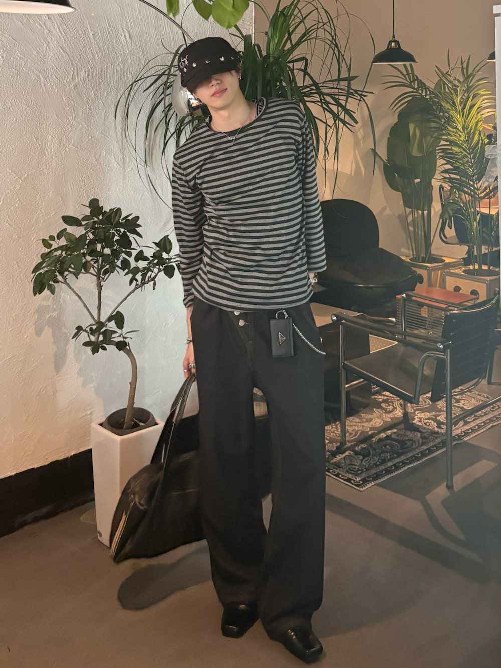 ブラック系のTシャツ/カットソー、ブラック系のデニムパンツ、ブラック系のドレスシューズを着用したメンズの夏コーディネートの1枚目の写真