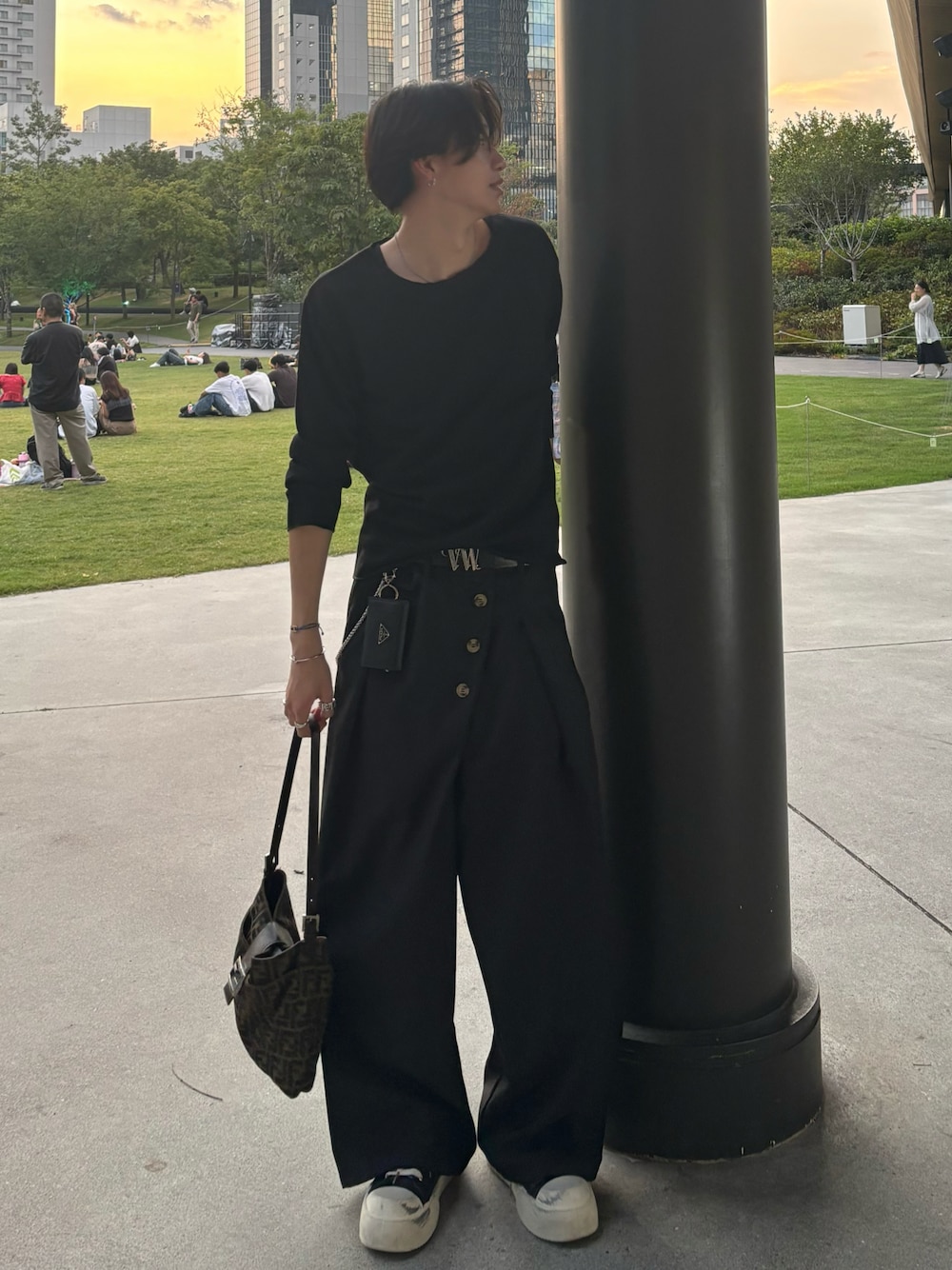 ブラック系のTシャツ/カットソー、ブラック系のスラックス、ブラック系のスニーカーを着用したメンズの夏コーディネートの1枚目の写真