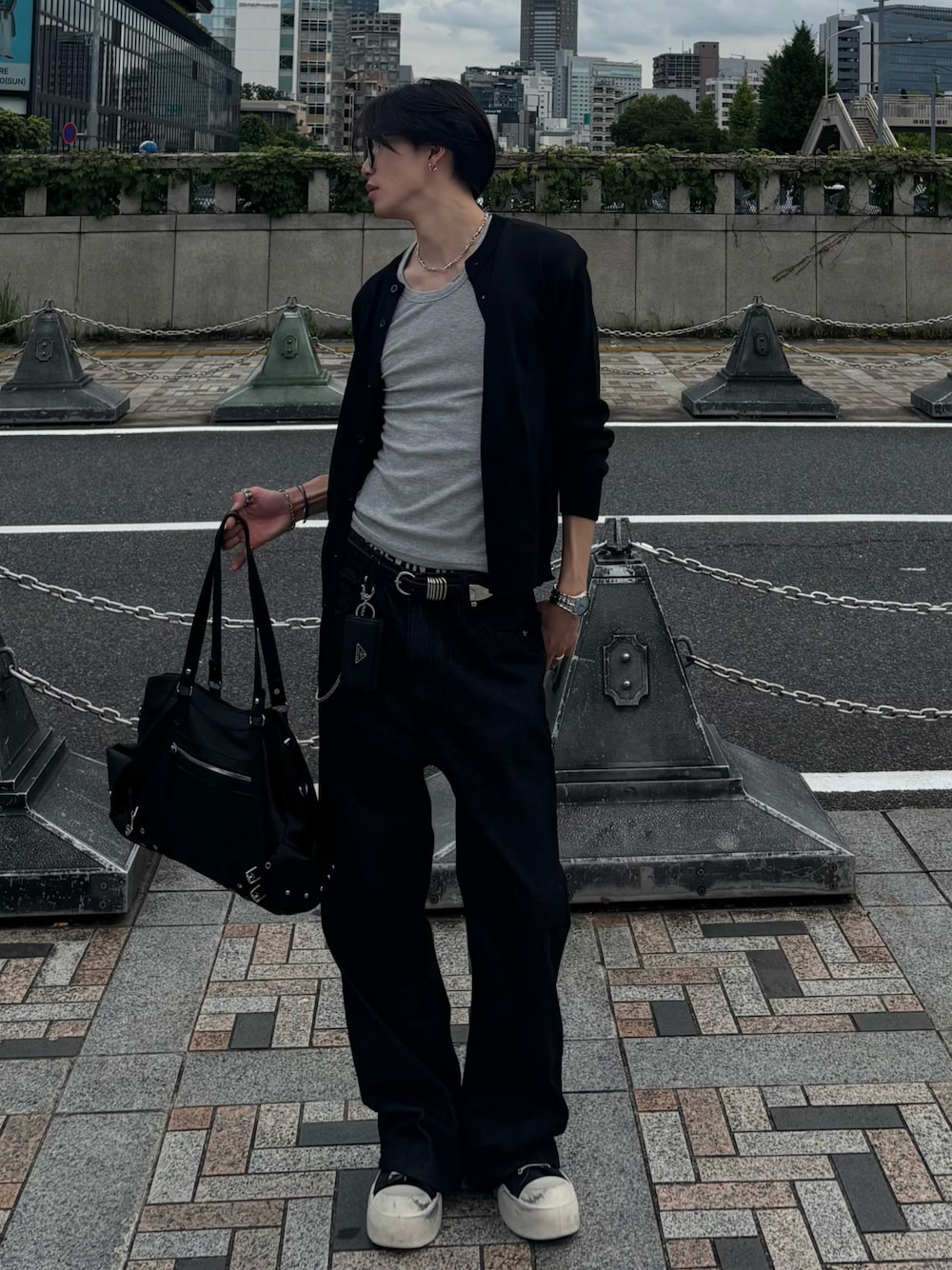 その他のTシャツ/カットソー、ブラック系のデニムパンツ、ブラック系のスニーカーを着用したメンズの夏コーディネートの1枚目の写真