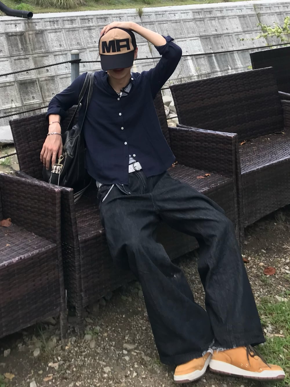 ブルー系のシャツ/ブラウス、その他のTシャツ/カットソー、ブラック系のデニムパンツを着用したメンズの秋コーディネートの1枚目の写真