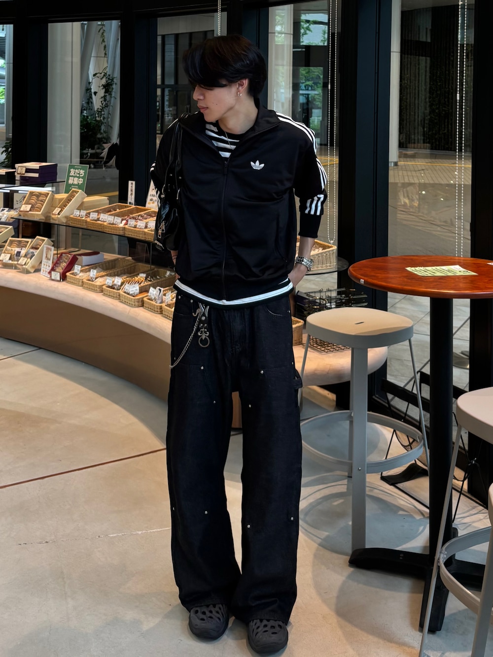 ブラック系のジャージ、ホワイト系のTシャツ/カットソー、ブラック系のデニムパンツを着用したメンズの春コーディネートの1枚目の写真